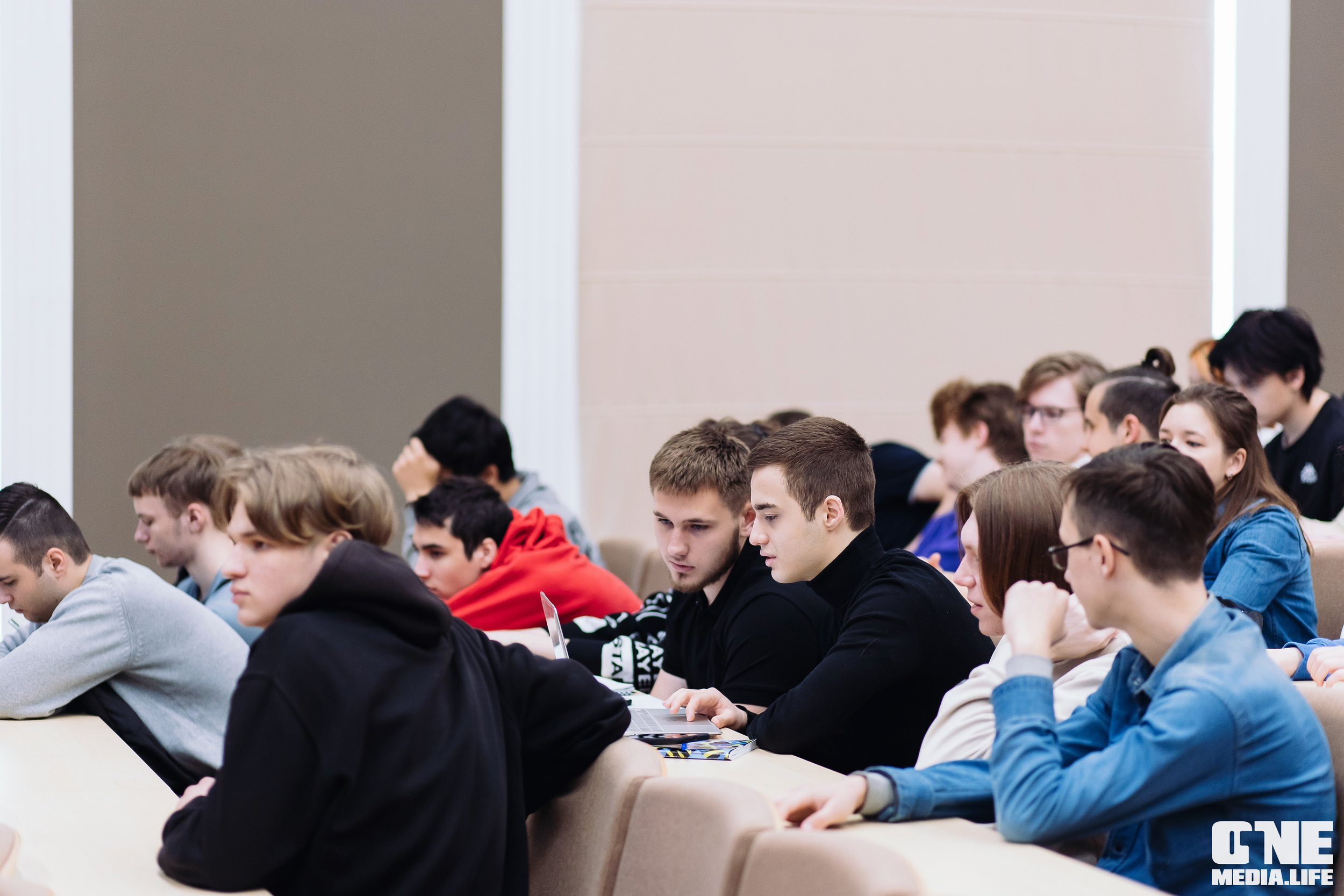 Серия лекция по искусственному интеллекту. One Media Life: фоторепортажи, фотоотчеты с мероприятий и заведений