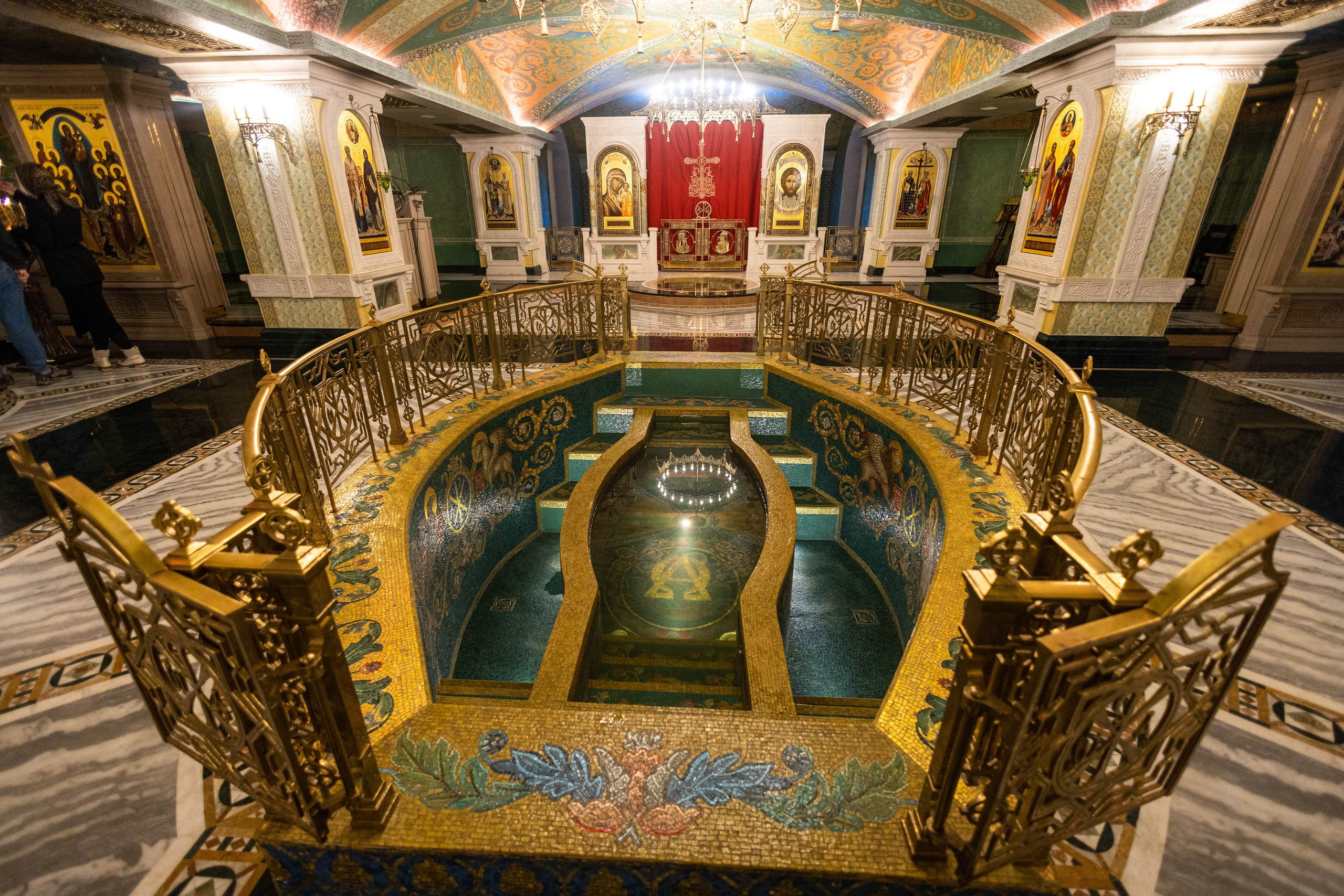 Крещение младенца в Сретенском монастыре. Фотограф — Евгений Свистков