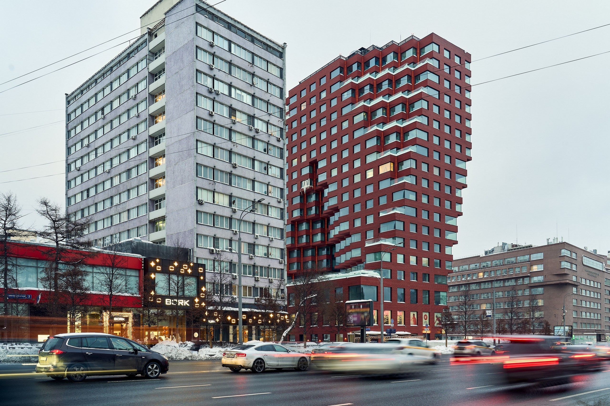 Архитектурная фотография ЖК RED7, здание в окружении существующих строений, вид с Садового кольца