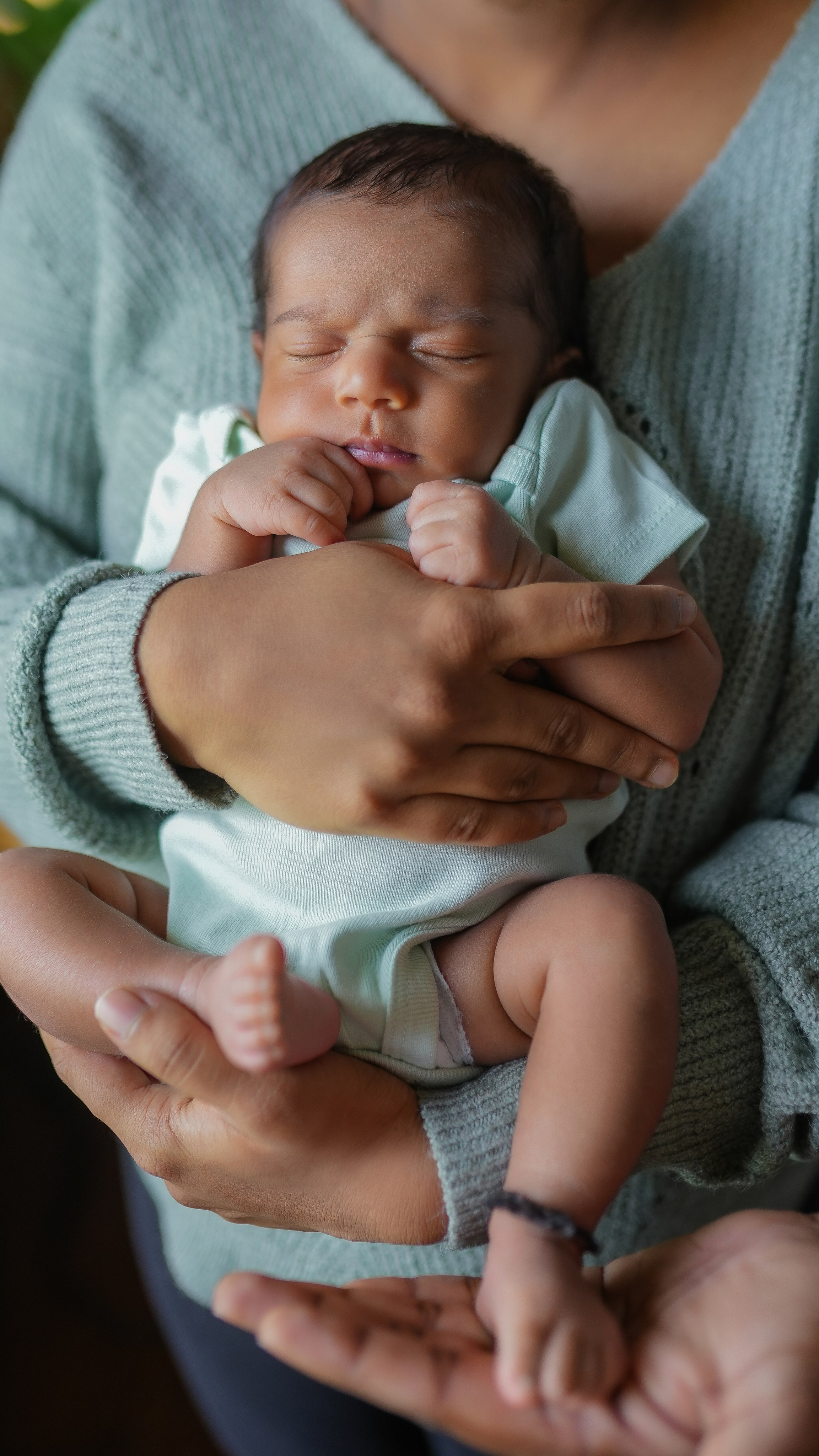 Heartfelt family memories — cozy newborn session