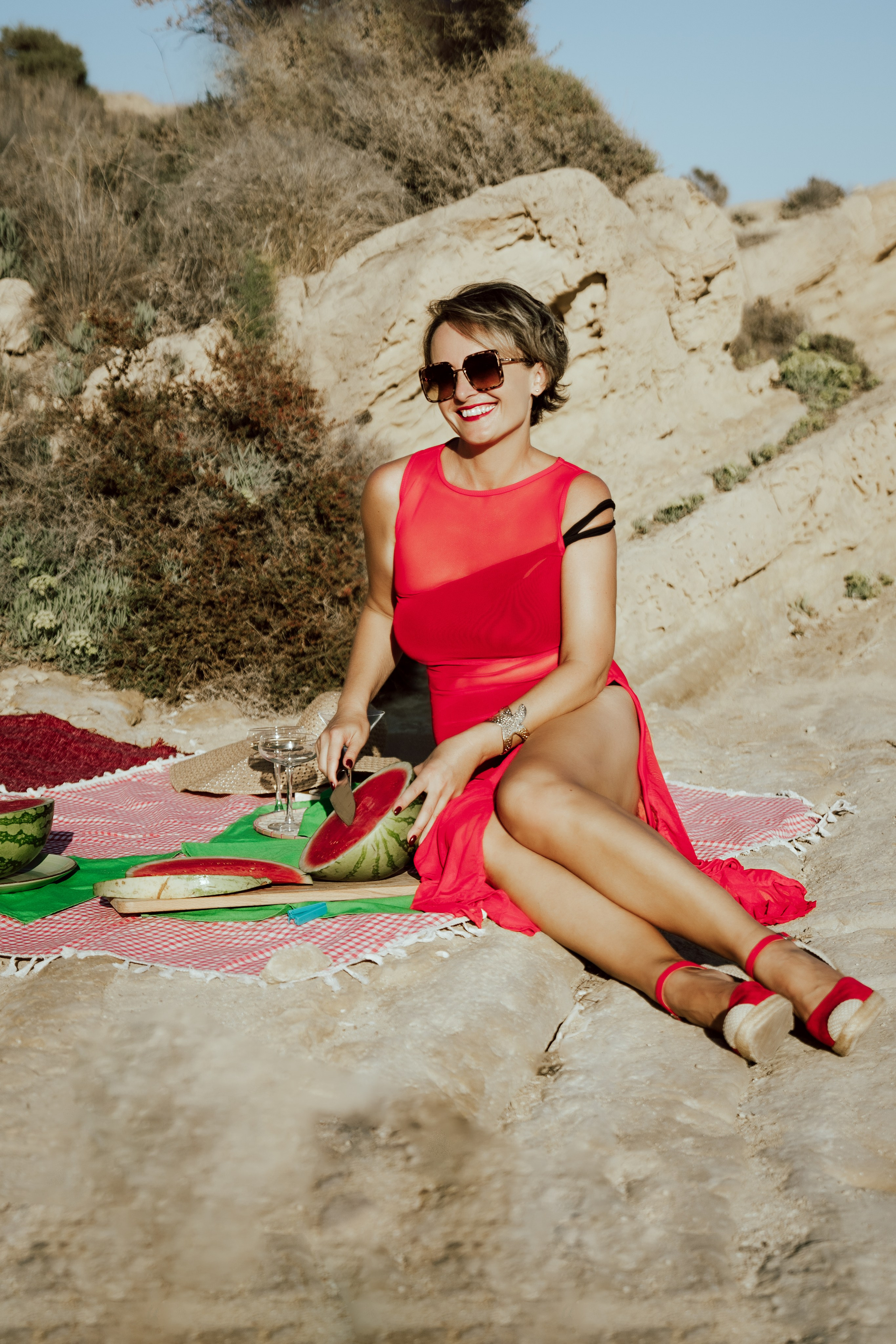 девушка в красном платье на берегу моря