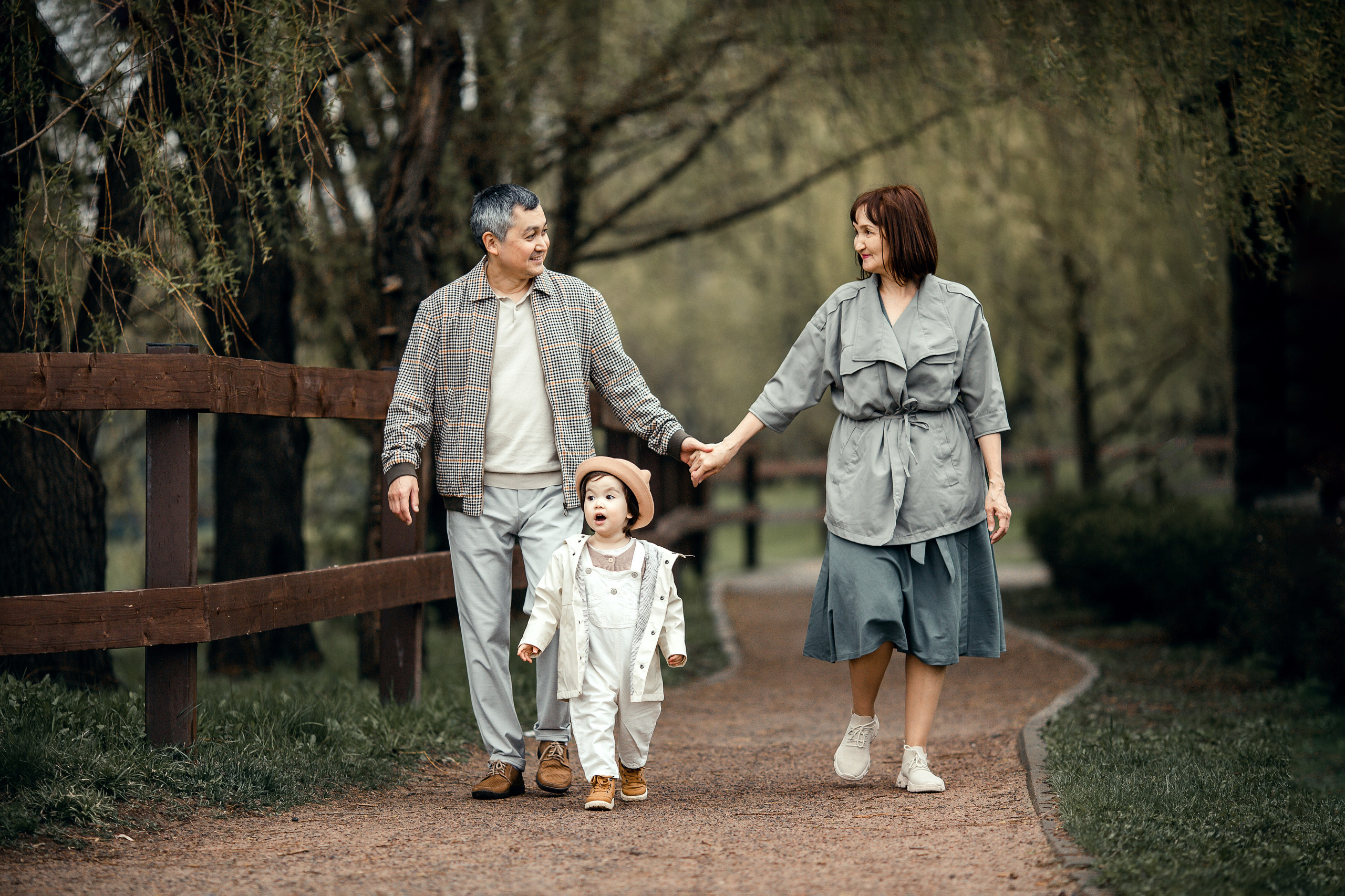 Lifestyle семейная фотосессия с ребёнком на улице в парке