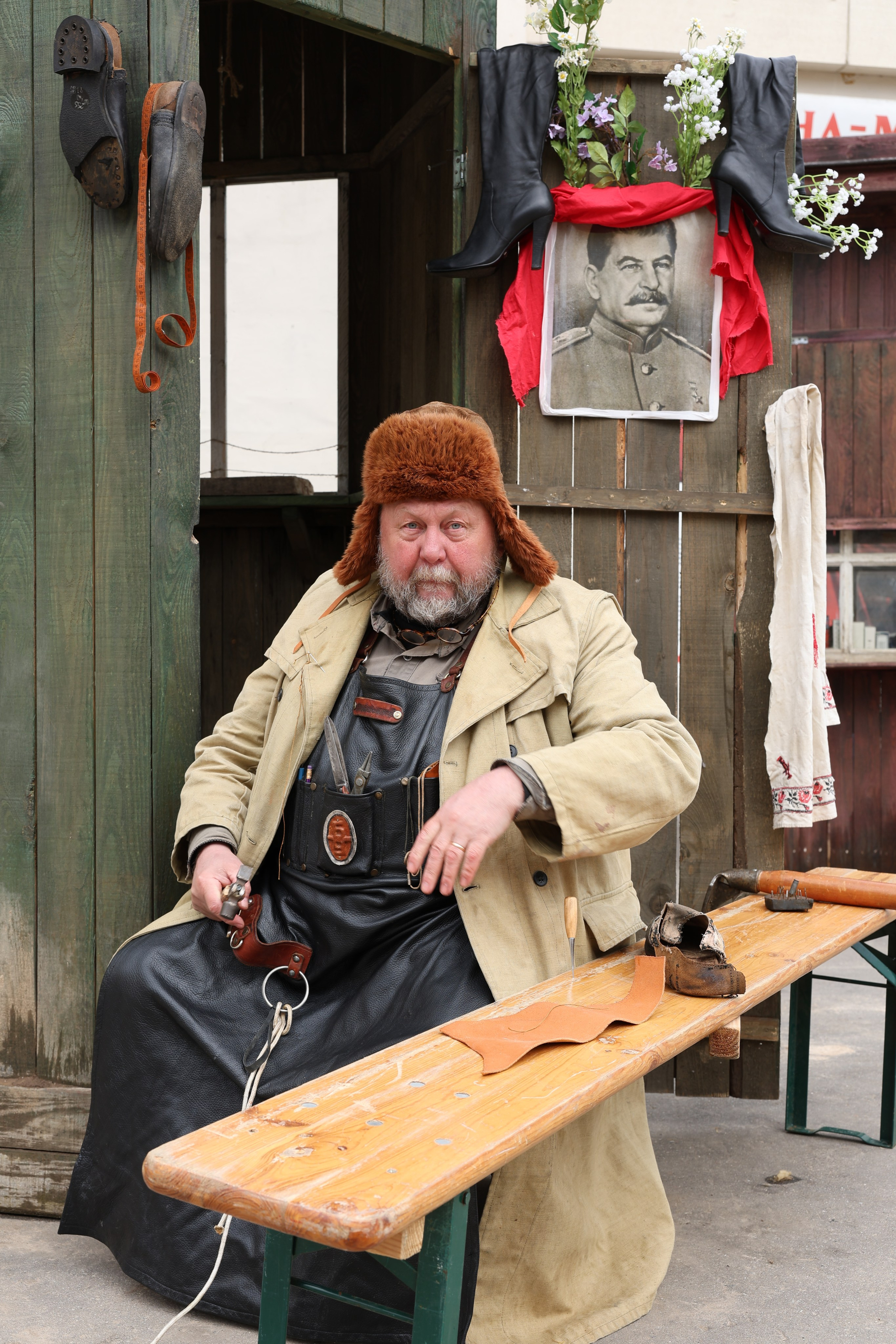 Сапожник  времен Второй мировой