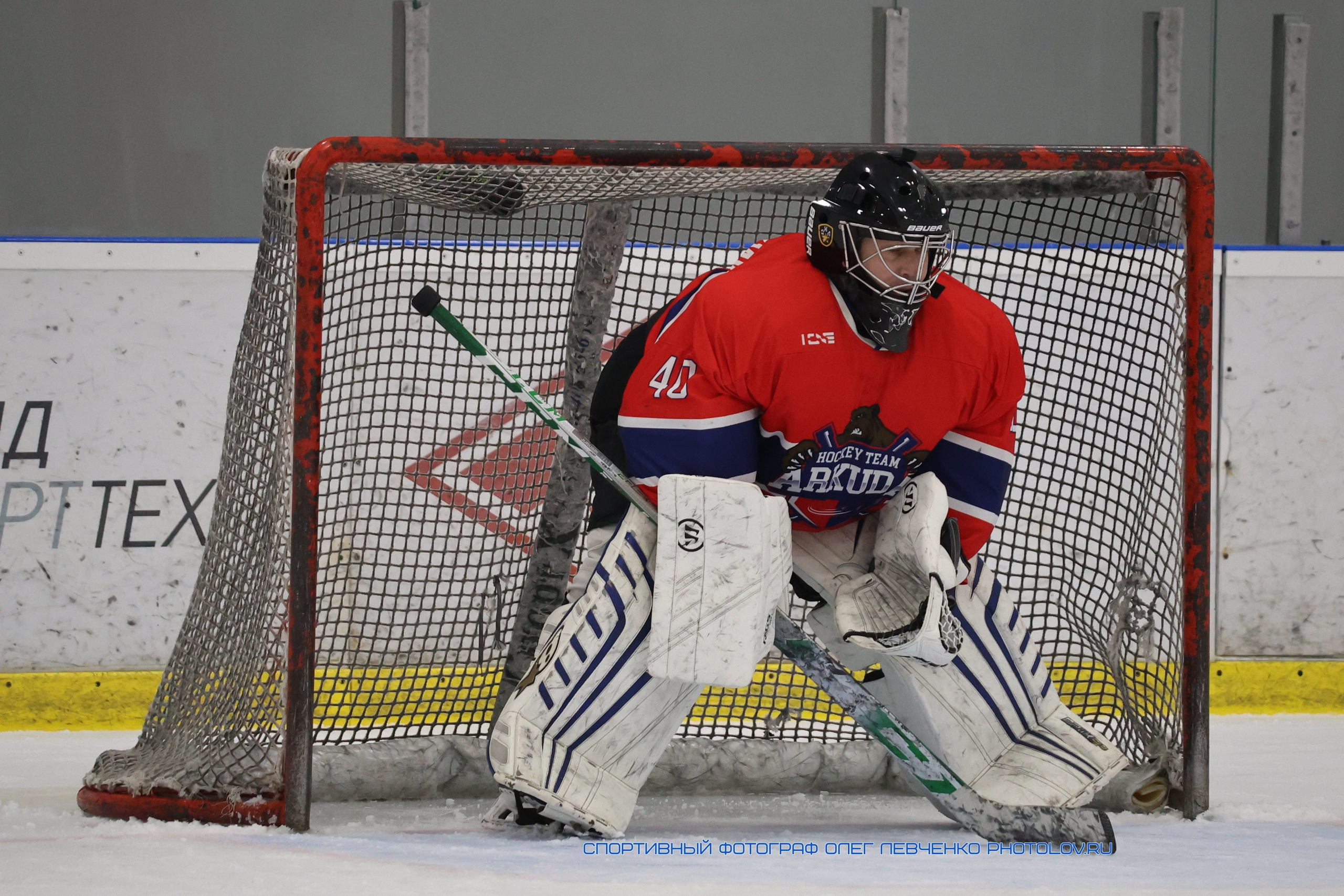 Хоккейный вратарь в створе ворот
