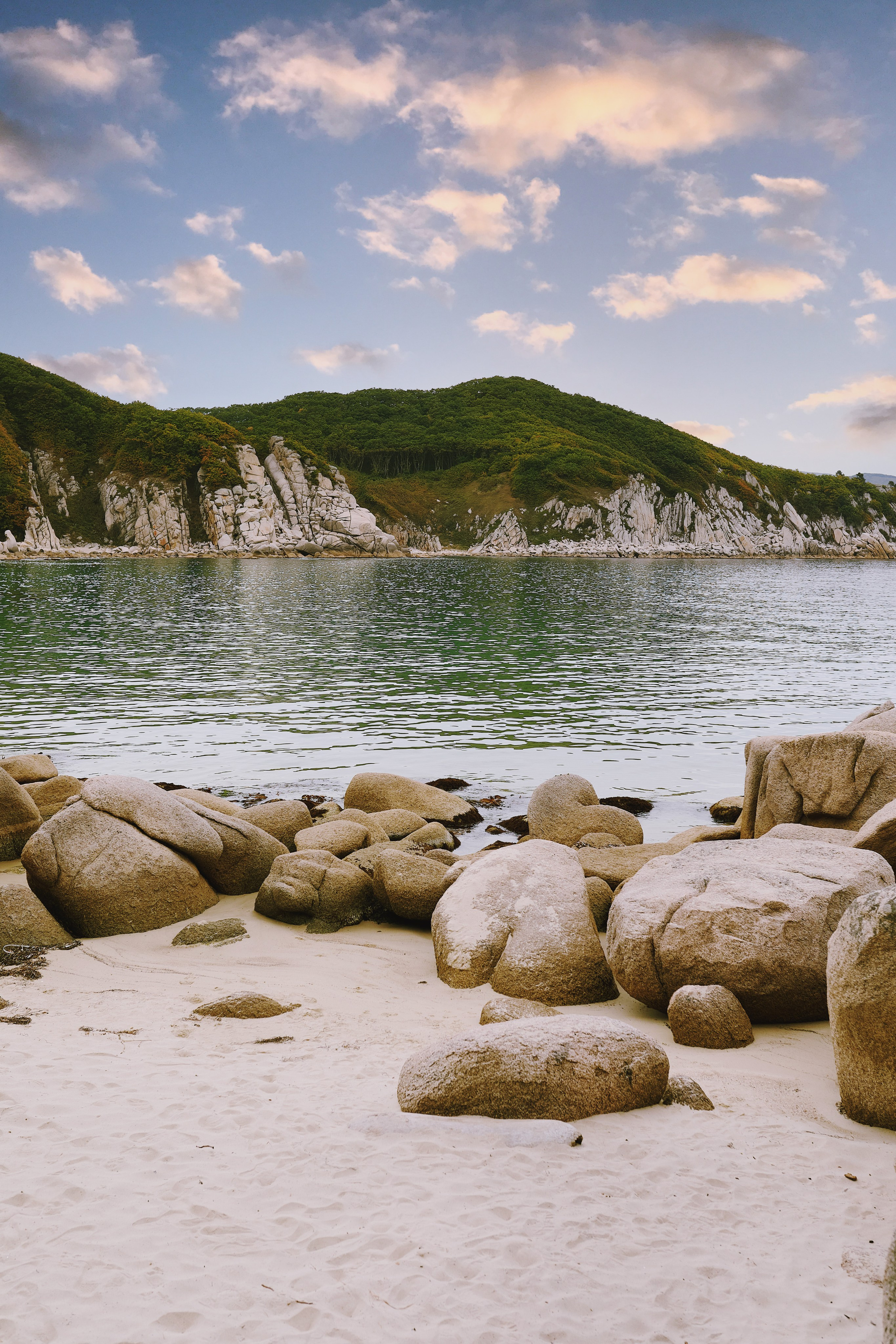 Море и скалы Большой Ежовой - сказочно красивой бухты, расположенной на юге Приморья