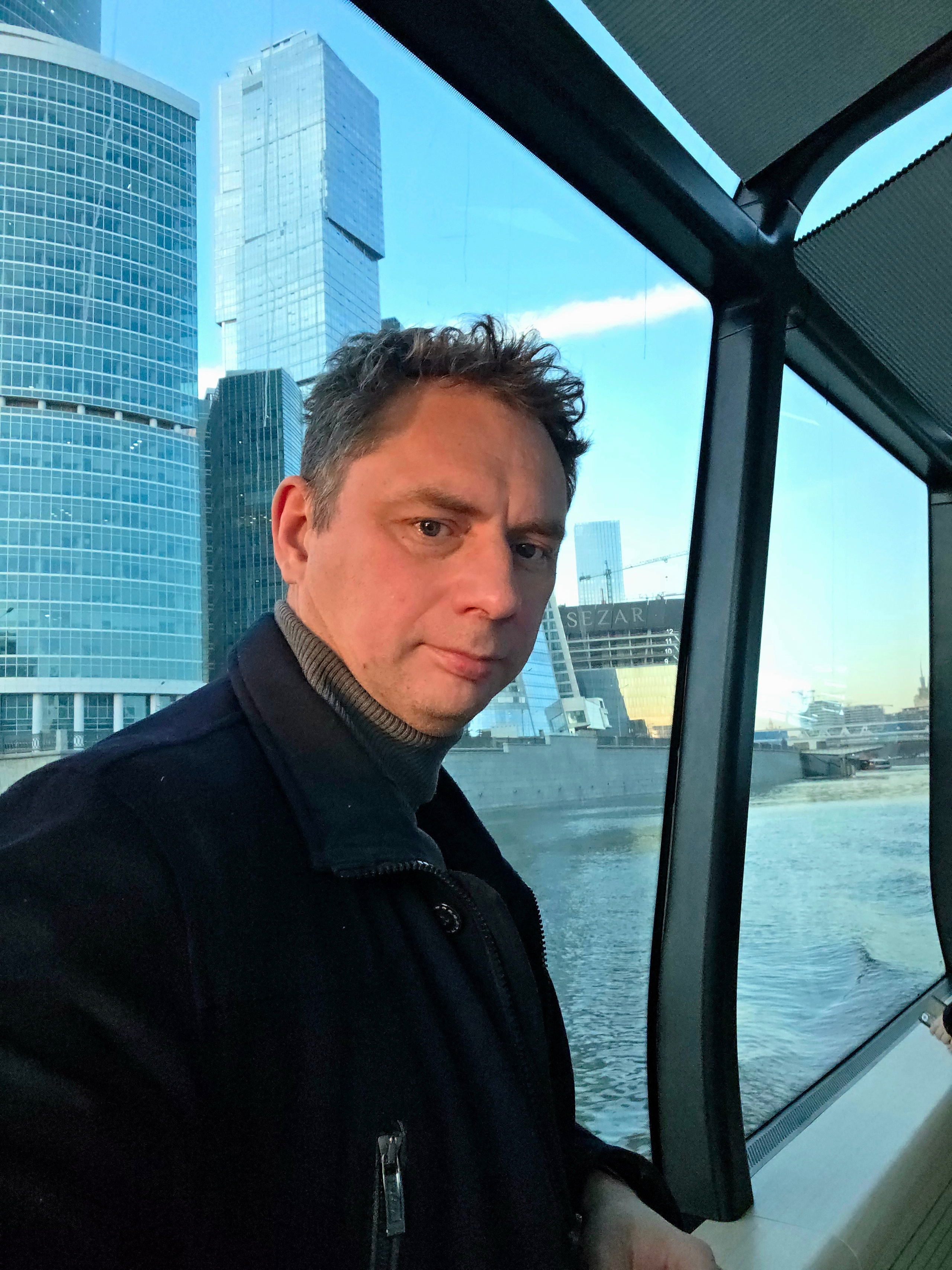 После утренней тренировки и дневного сна чуть взъерошен