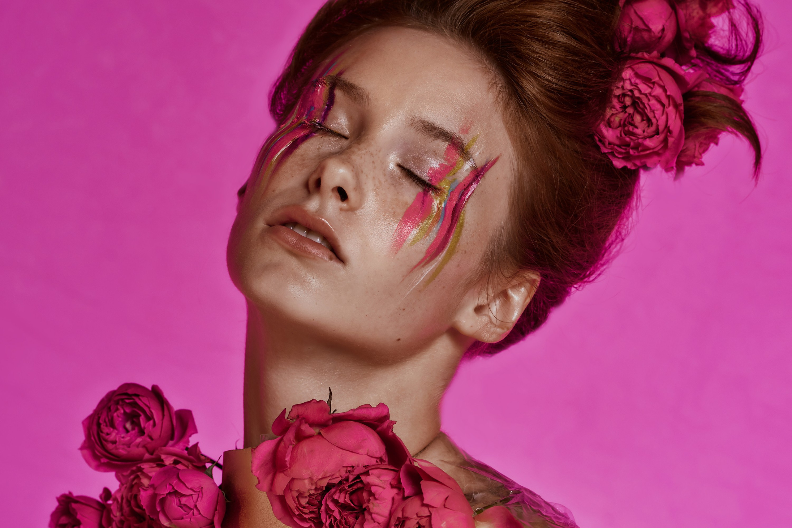 Бьюти фотосессия на розовом фоне с ярким макияжем