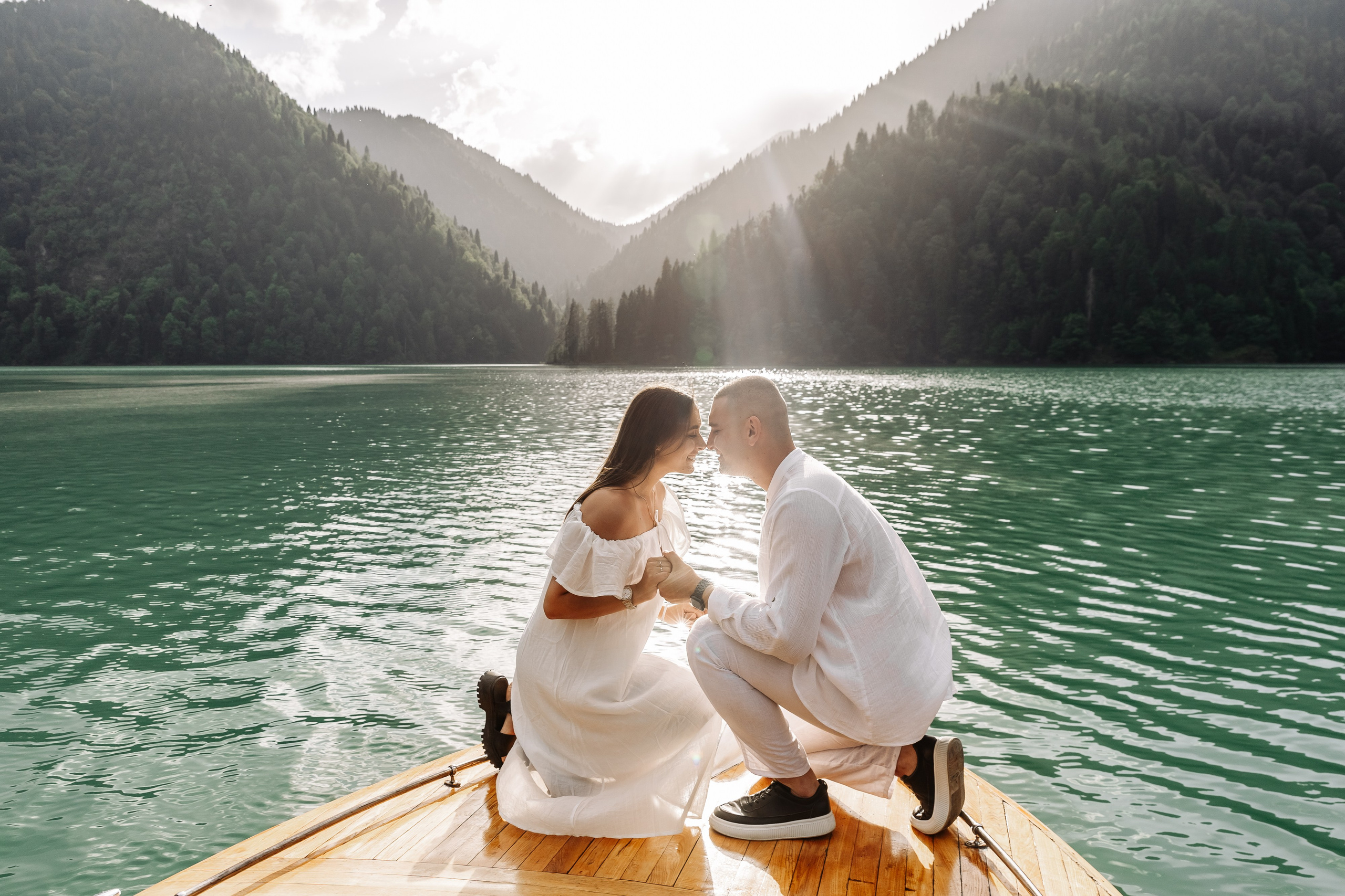 Фотосессия в Абхазии на прекрасном озере Рица. Свадебный фотограф в Абхазии, Сухум, Гагра, Сочи