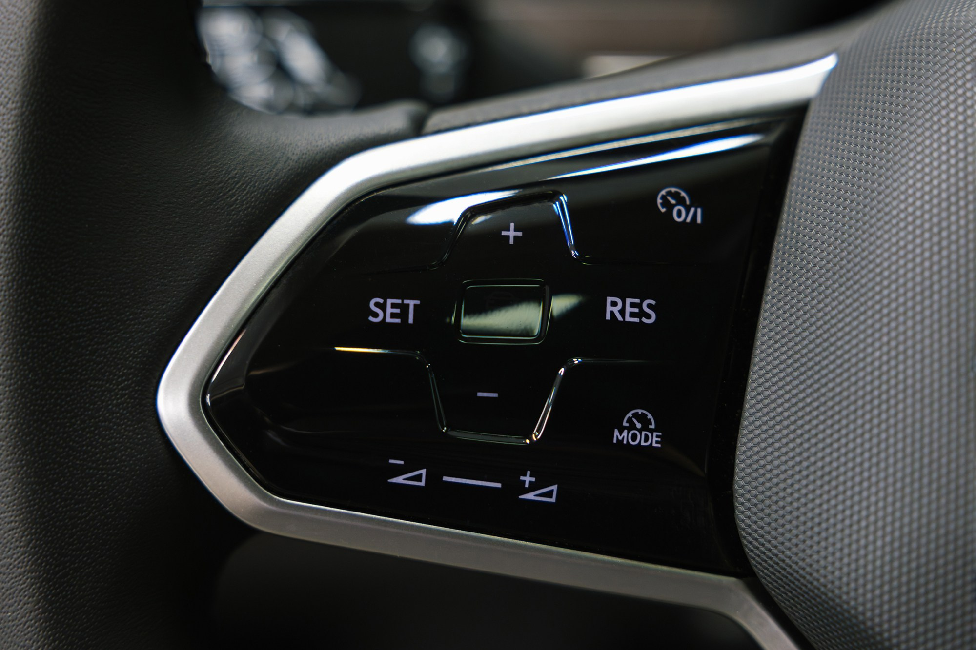 Volkswagen Touareg R-Line 2.0 TSI AT (265 л. с.). Автосалон «Х-Авто»