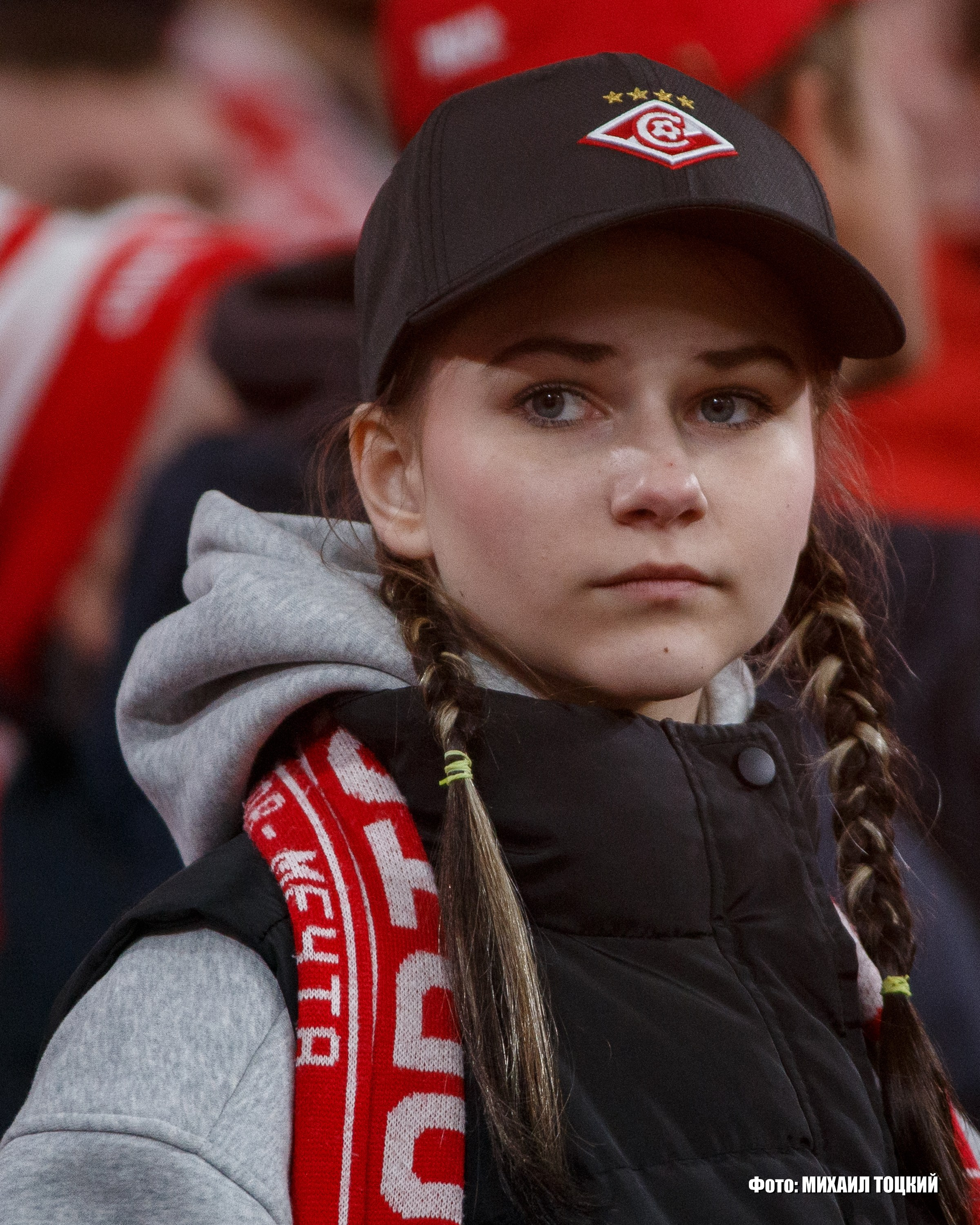 Красивая болельщица Спартака на трибуне Лукойл Арены