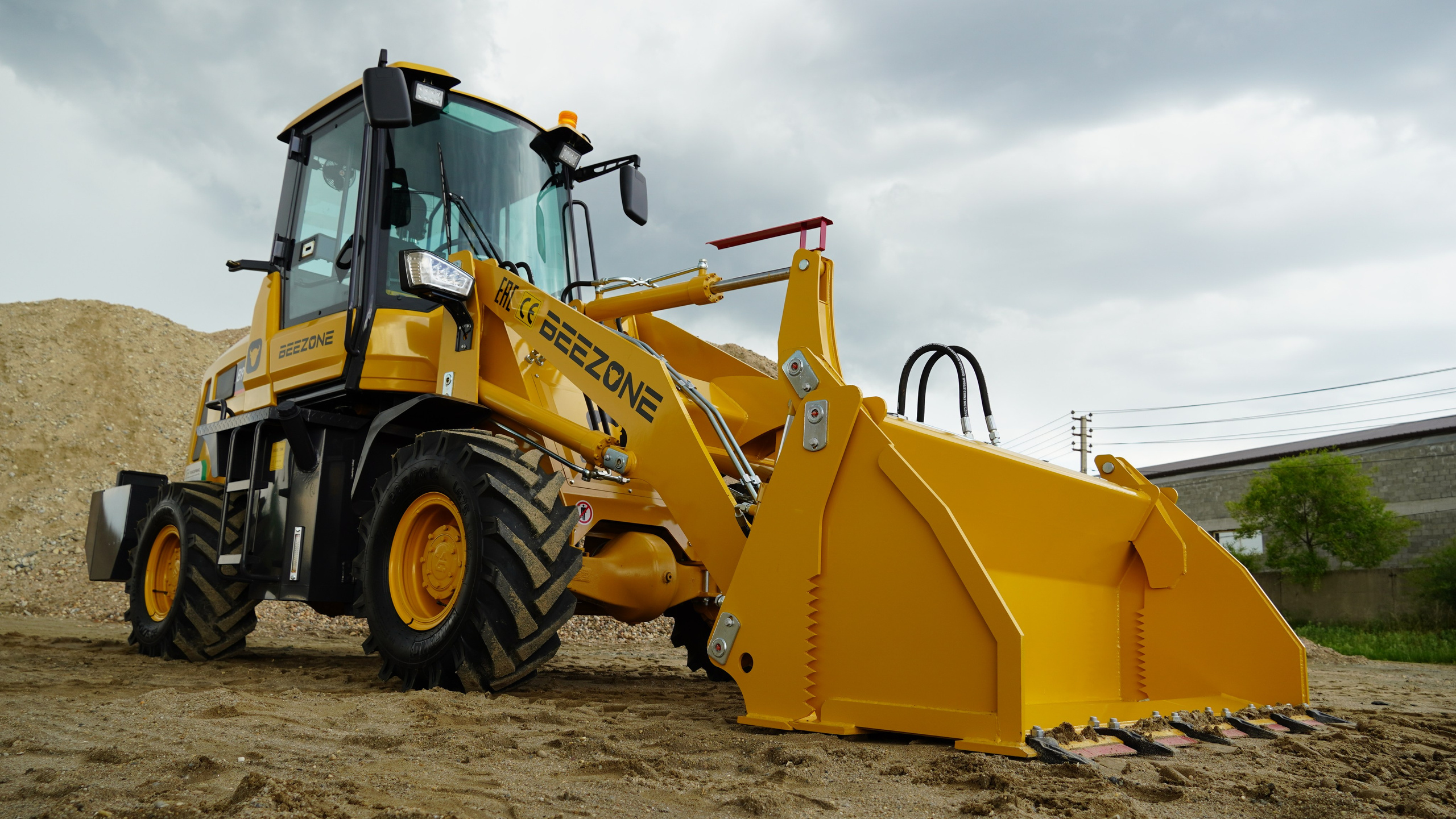 Фото фронт.погр. Beezone 916. Продажа и обслуживание грузовой техники и спецтехники в г. Новосибирск компания СТИ