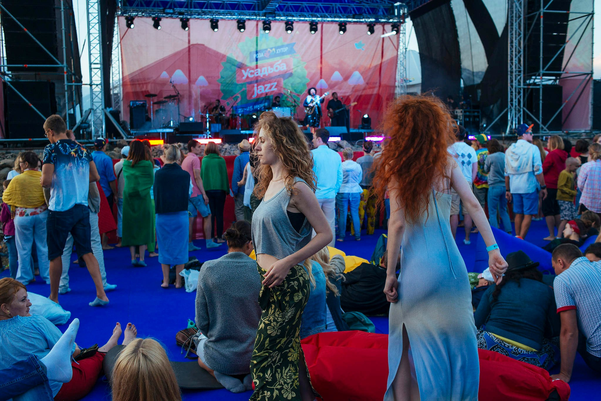 Зрители слушают и танцуют на итоговом концерте на фестивале Усадьба Jazz в Красной Поляне. Съемка для Усадьба Jazz в 2016 году.