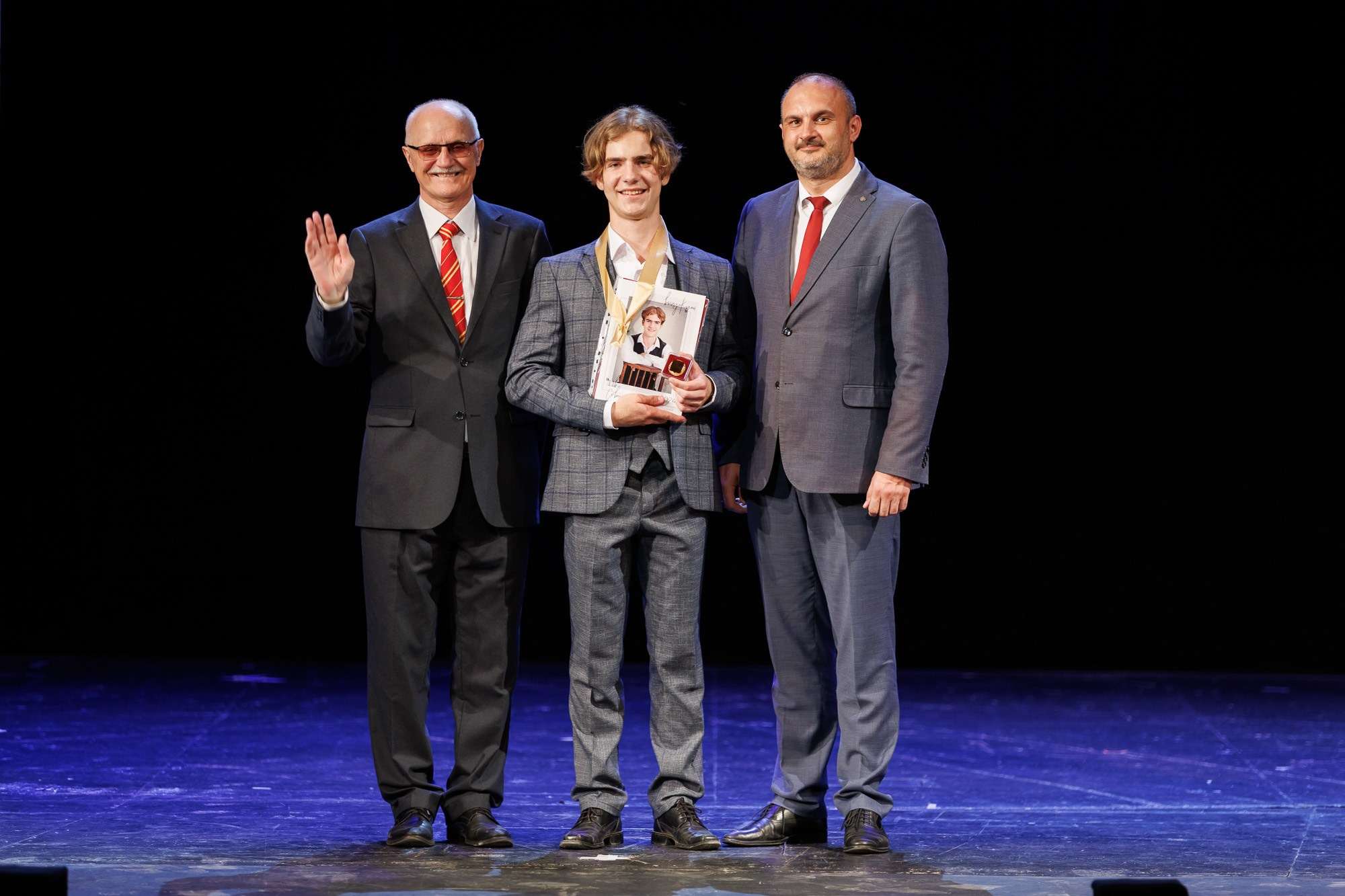 Выпускной вечер в Севастопольской гимназии № 1 имени А. С. Пушкина. Свадебный фотограф, фотосъемка в Крыму, Севастополе, Симферополе, Ялте