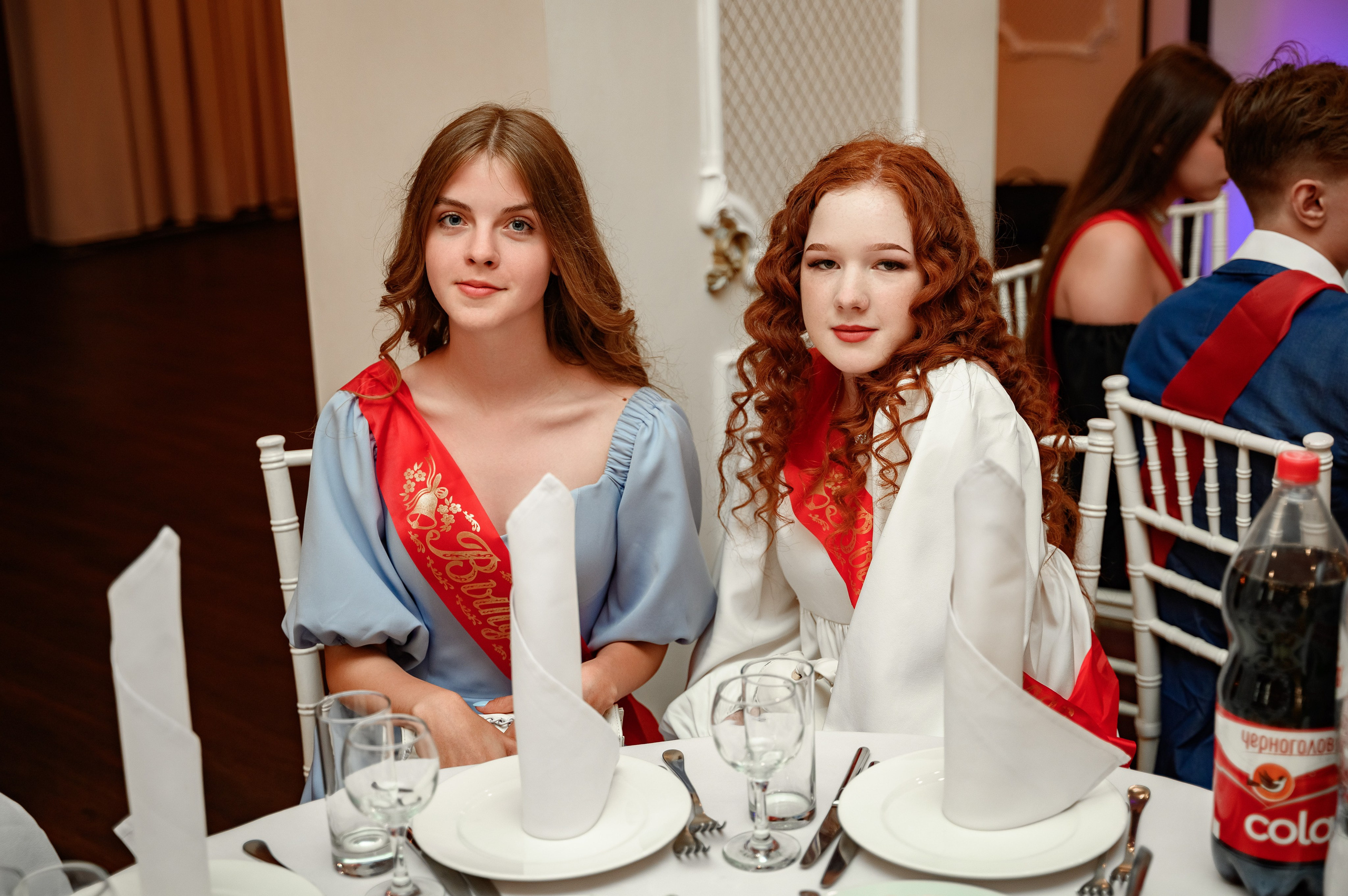 Фотосъёмка выпускников на выпускном вечере в ресторане.