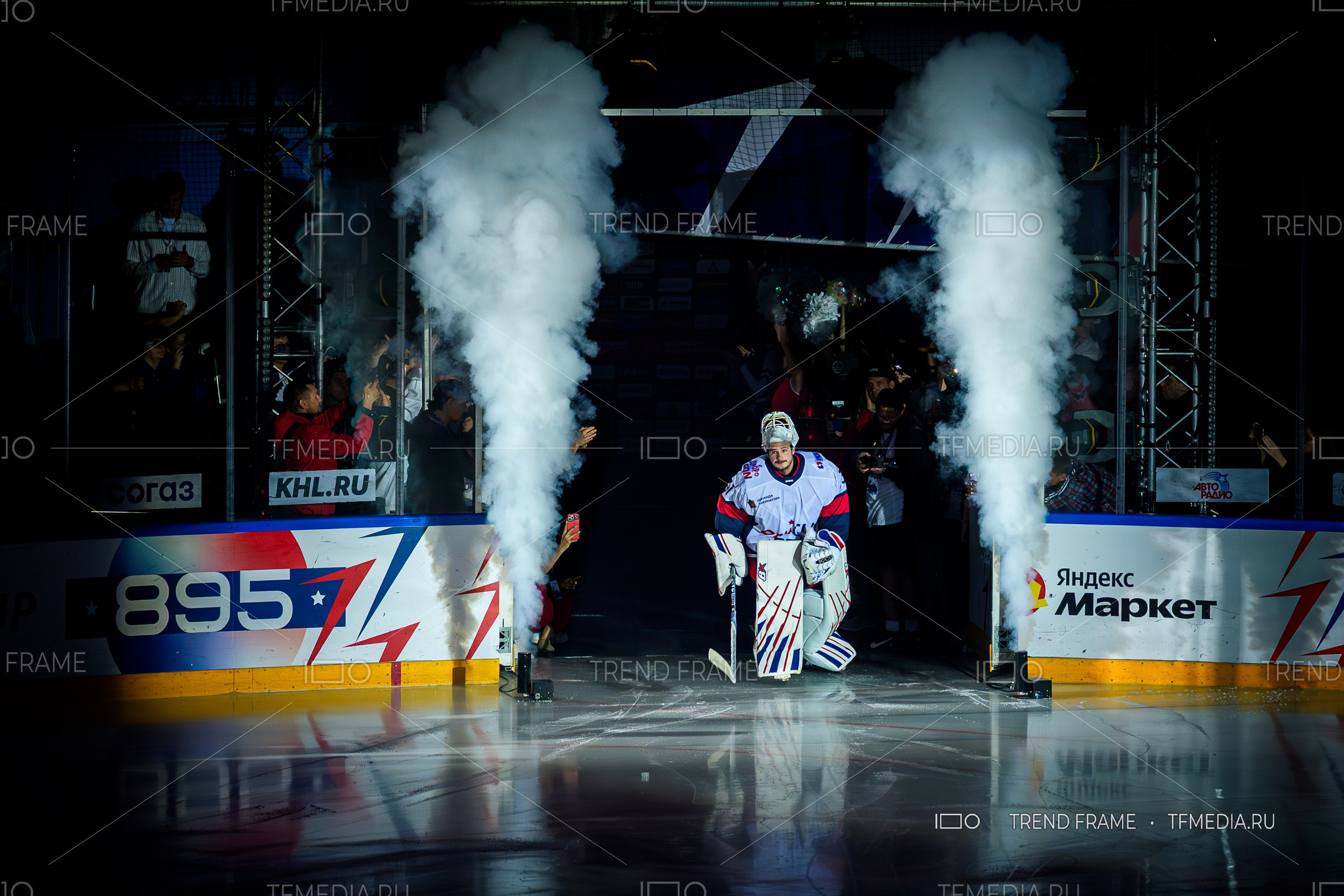 Выход вратаря Игоря Шестёркина на лёд финала Кубка Овечкина 2025 в Мытищах — дымовое шоу и премиальные спортивные фото TrendFrame.