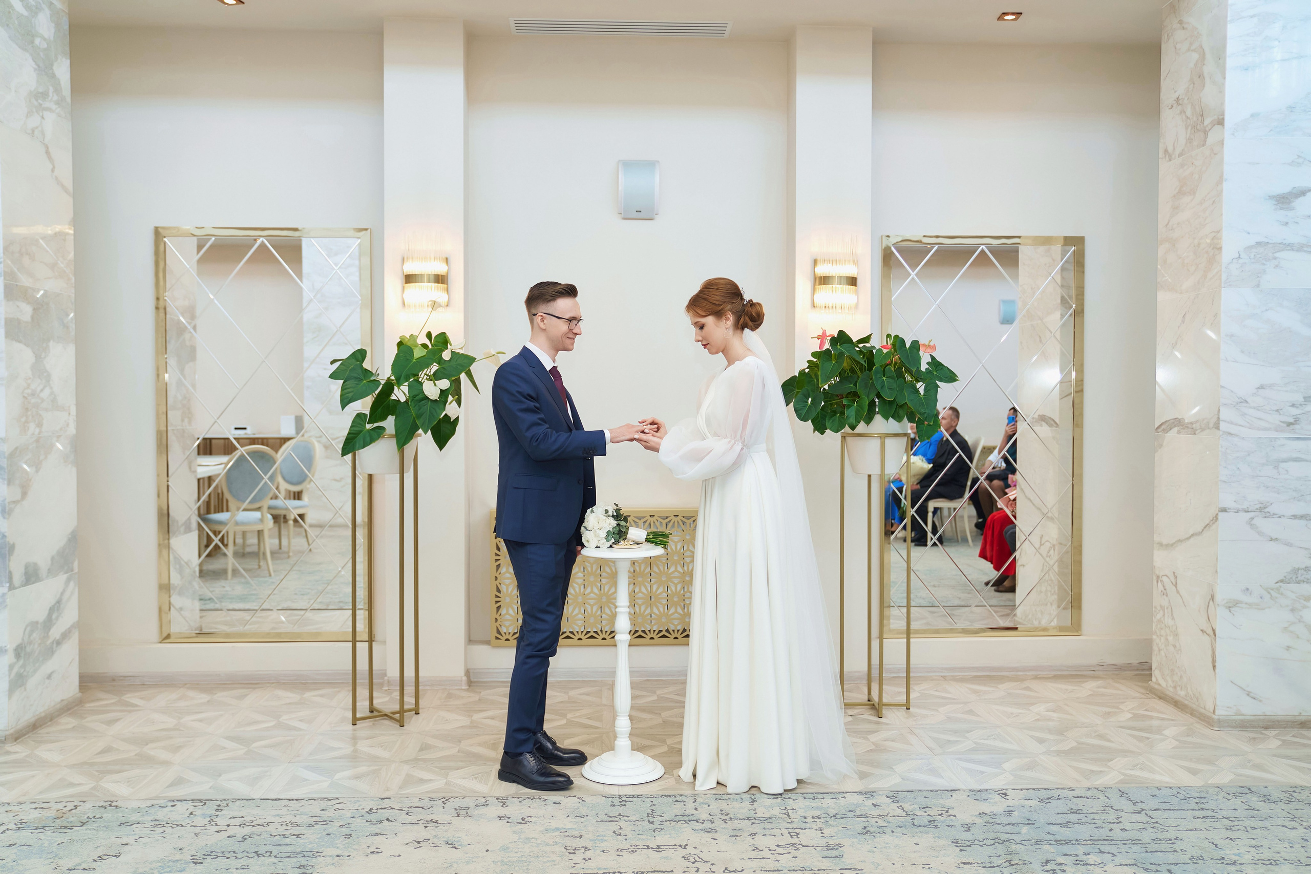 жених надевает кольцо невесте в савёловском ЗАГС