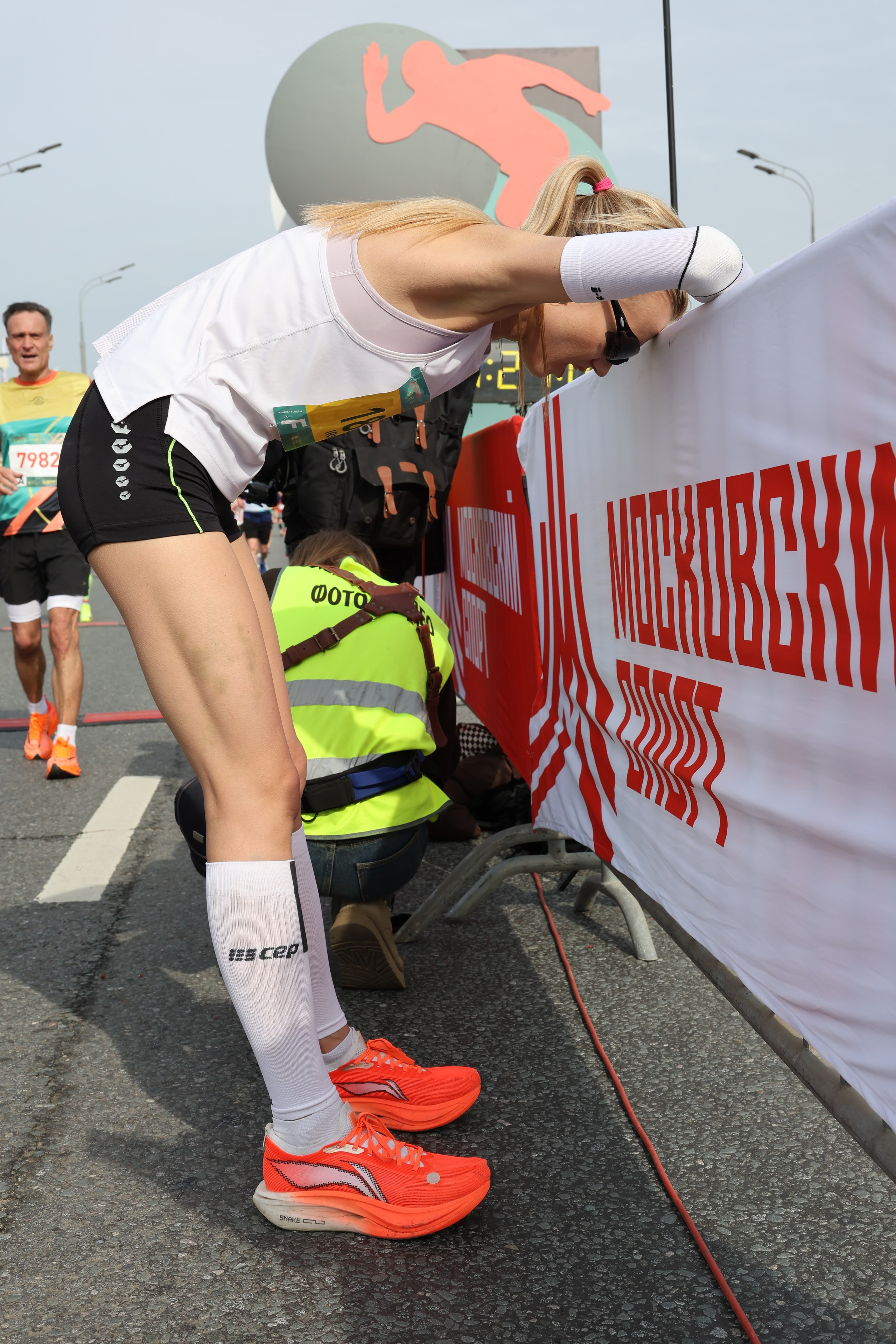 Спортсменка отдала все силы на забеге по Садовому кольцу в 2025