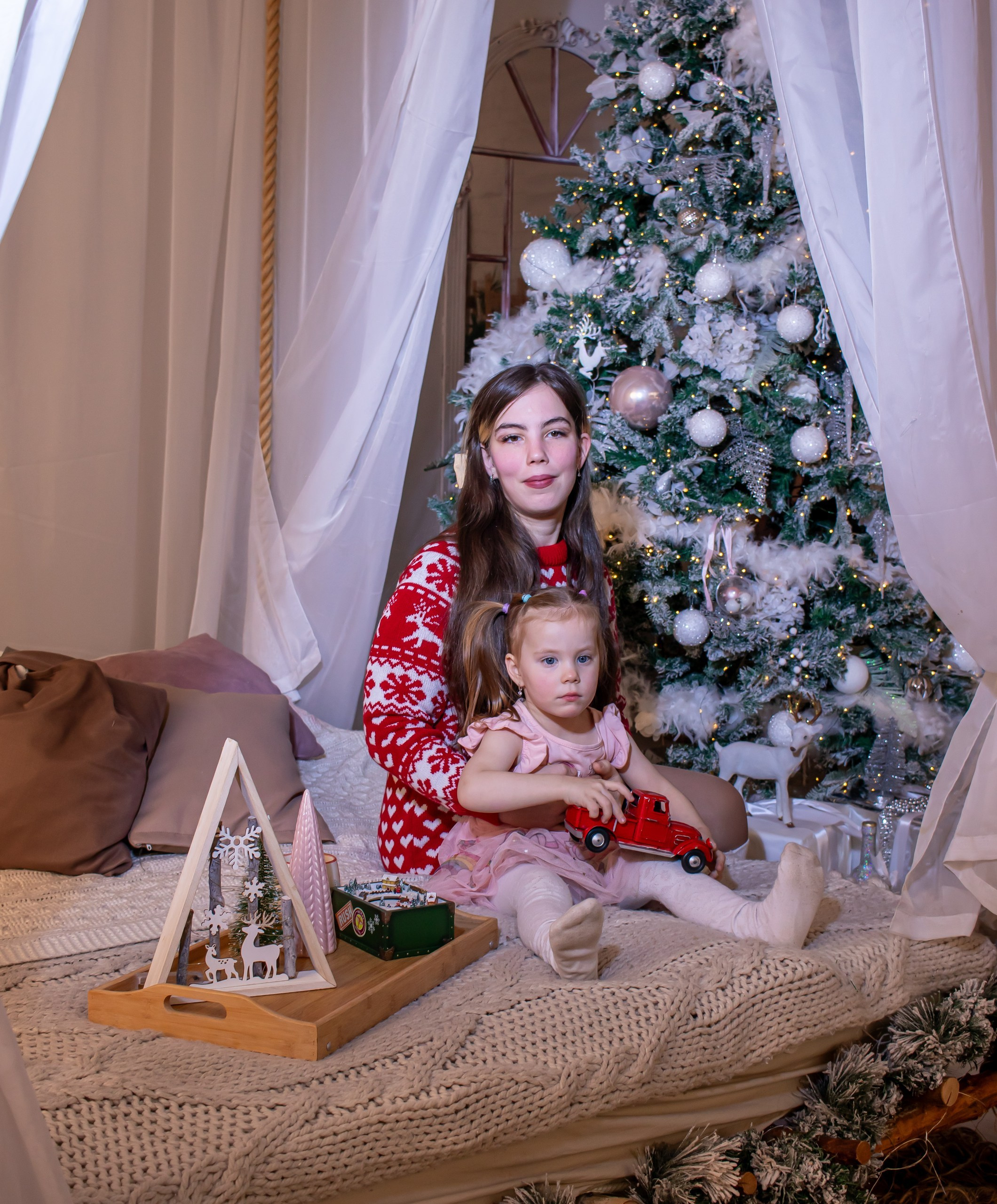 Портрет мамы с дочкой в праздничных образах возле украшенной ёлки, фотограф Карасёва Елена