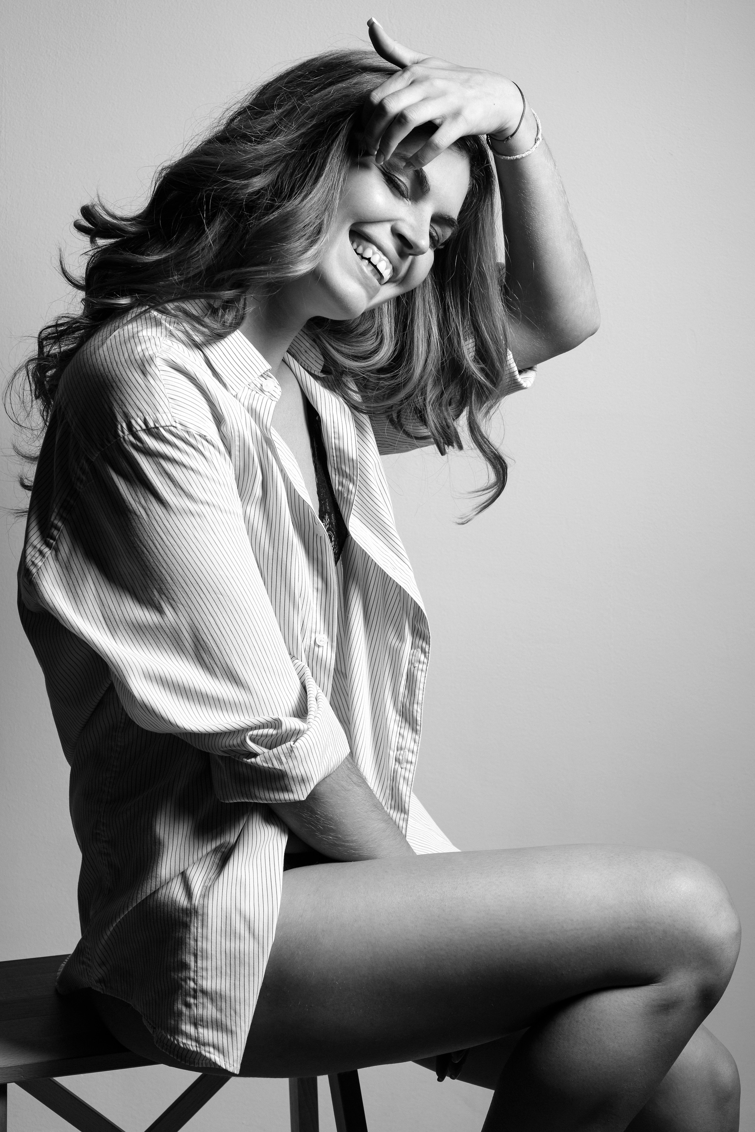 Фотограф Евгений Левченко - студийный черно-белый портрет девушки в рубашке на белом фоне