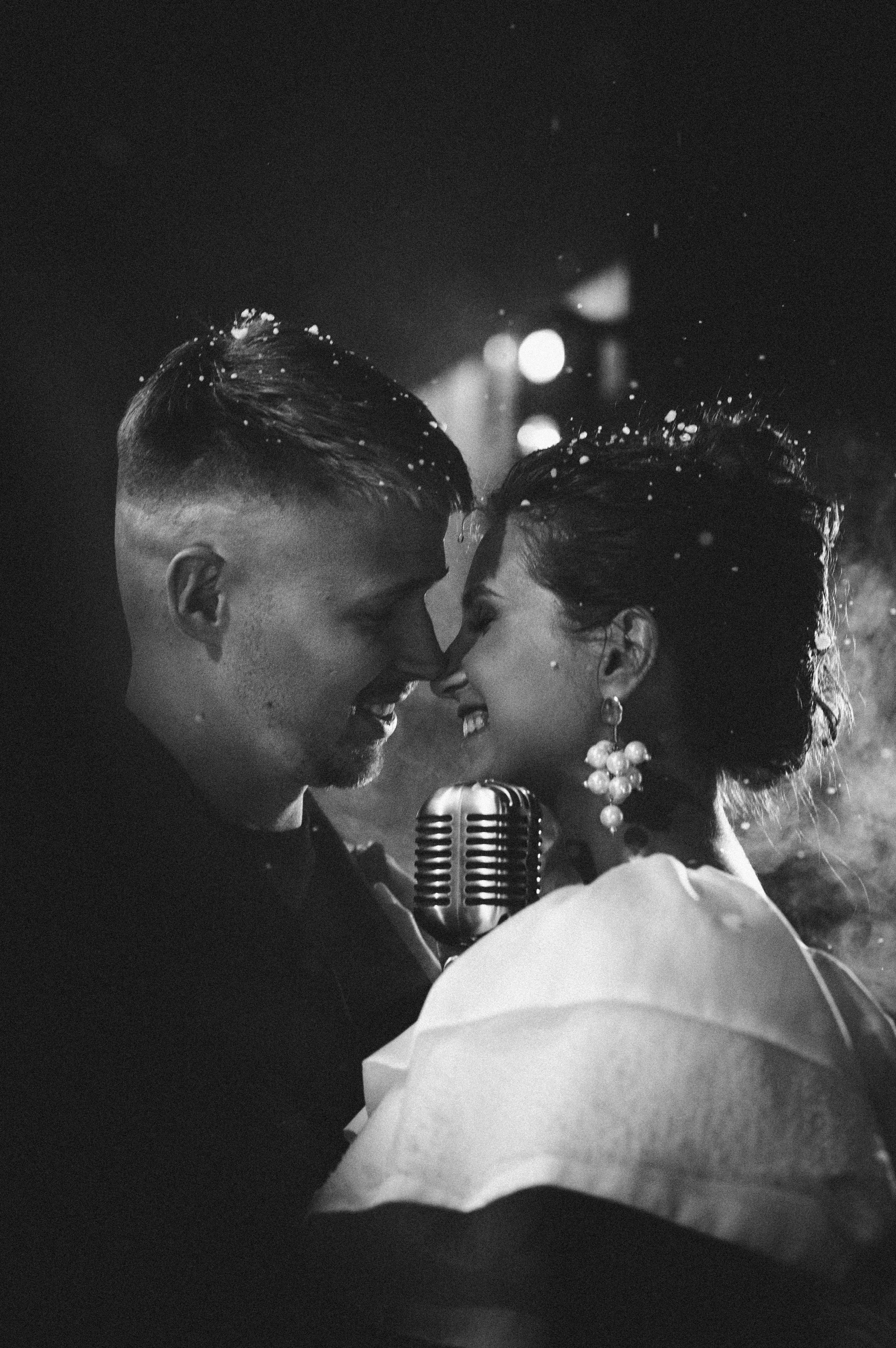 Черно-белая фотография любящей пары перед поцелуем