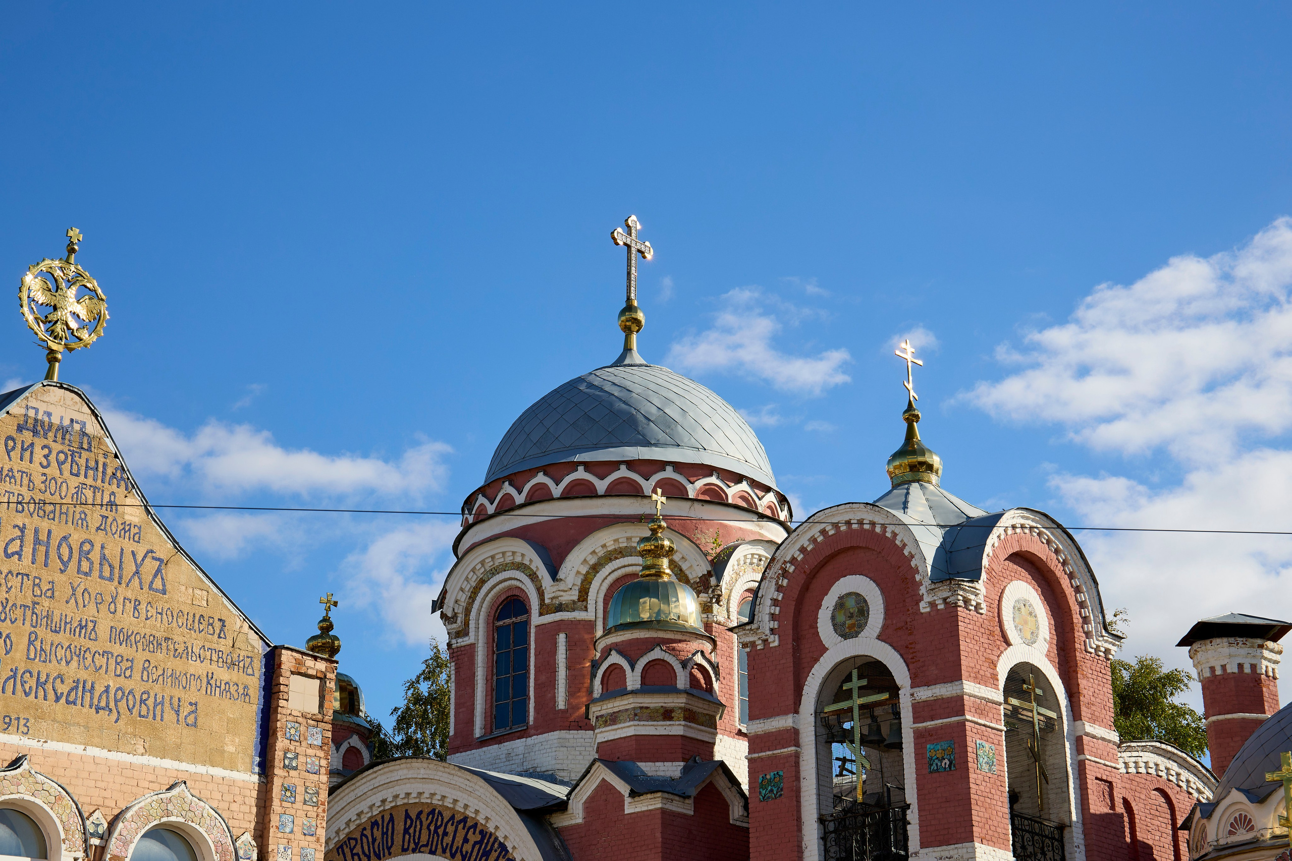 Добро пожаловать в древний Елец — город-крепость, основанный в XII веке, веками защищавший южные рубежи России. Сегодня он славится не только историей, но и культурными событиями, такими как фестиваль «Антоновские яблоки». Этот праздник посвящен творчеству великого русского писателя Ивана Бунина, чьи детские годы прошли в Ельце.Фестиваль «Антоновские яблоки» — это путешествие во времени. Город превращается в бунинскую Россию: на улицах гуляют дамы, гимназисты, купцы, а аромат антоновских яблок и яблочных угощений наполняет воздух.Великокняжеская церковь. Её уникальный хрустальный крест когда-то светился изнутри и сверкал на солнце, создавая неповторимое зрелище.🏛️ Главная духовная жемчужина города — Вознесенский собор, построенный по проекту архитектора Храма Христа Спасителя. Его мощь и величие впечатляют каждого.В каждом городе есть свой «Арбат». Прогуляйтесь по улице Мира (бывшей Торговой) — сердцу купеческого Ельца. Здесь сохранилась атмосфера XIX века. Вы увидите дом-музей Ивана Бунина, где погрузитесь в эпоху писателя.#dzvlog #dzen13 #top #желтаяшапочкаdz #тревел #елец #топ #антоновскиеяблоки