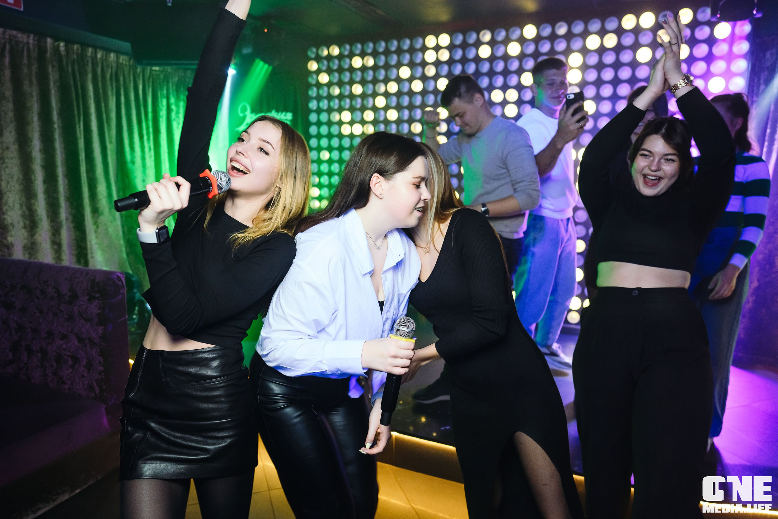 Фотоотчет с вечеринки в караоке-клубе Эйфория. One Media Life: фоторепортажи, фотоотчеты с мероприятий и заведений