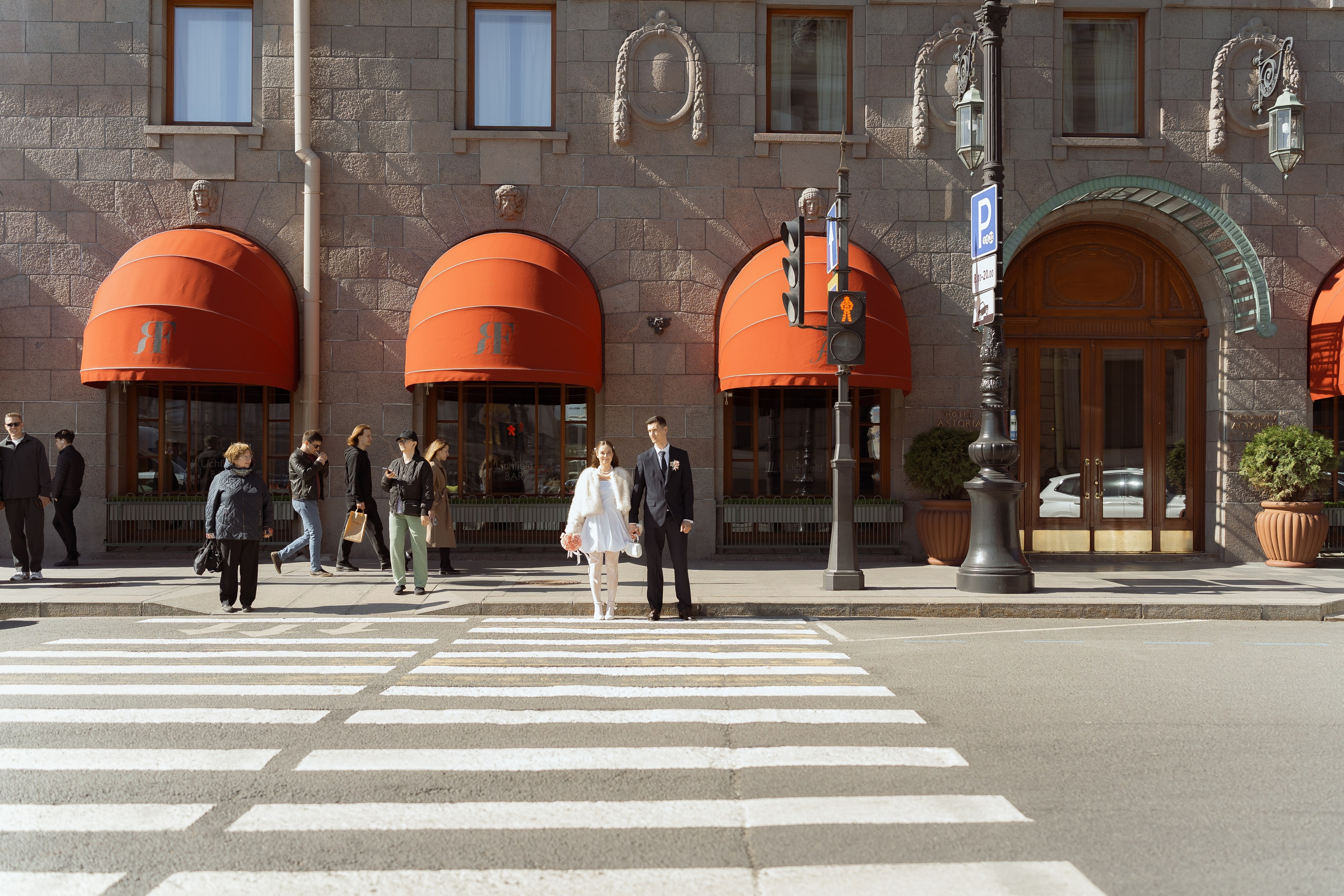 Жених и невеста переходят дорогу у «Астории», городской свадебный репортаж