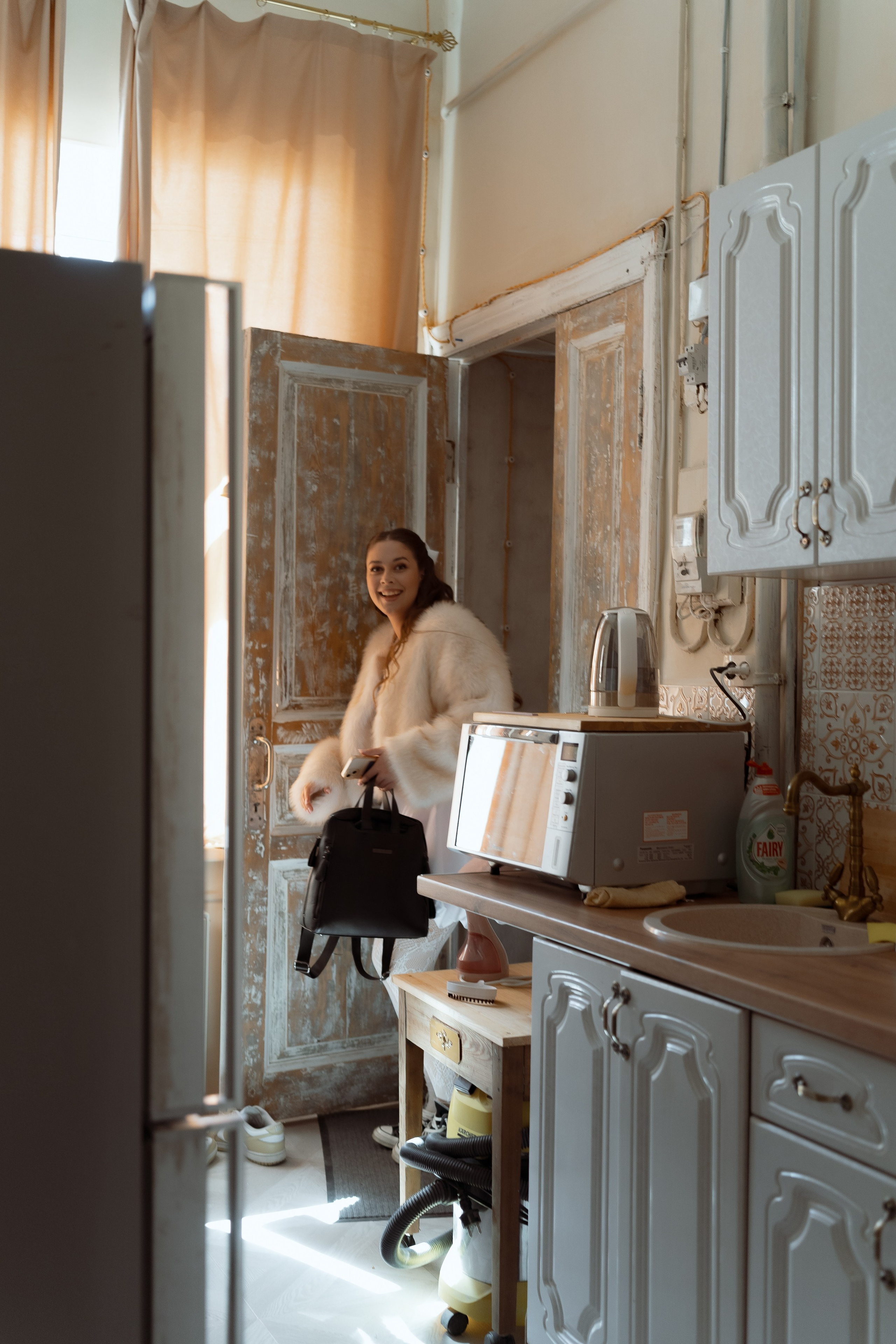 Невеста утром дома, живая съёмка подготовки к свадьбе