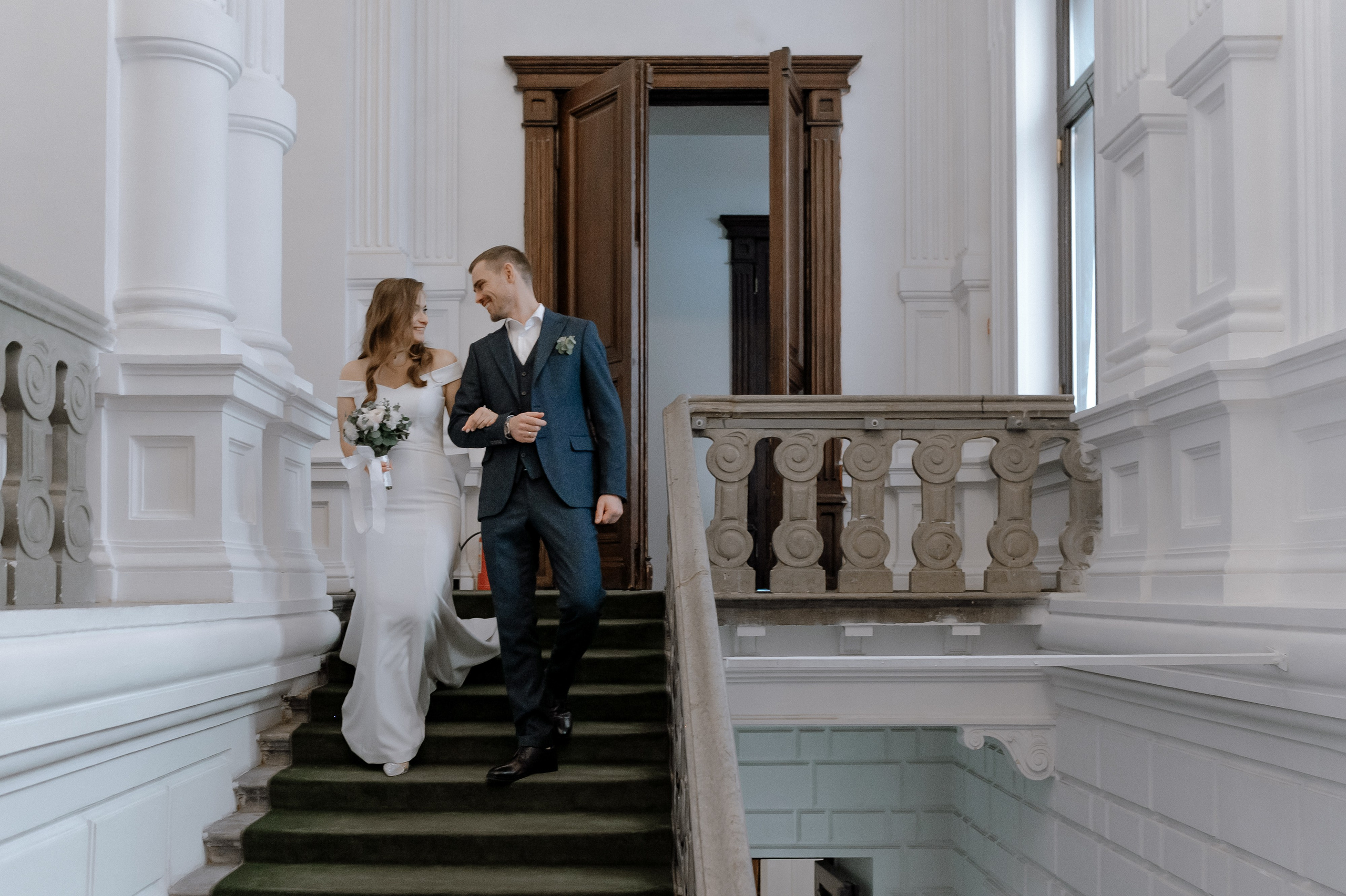 Фотосессия пары на лестнице в Особняке Спиридонова