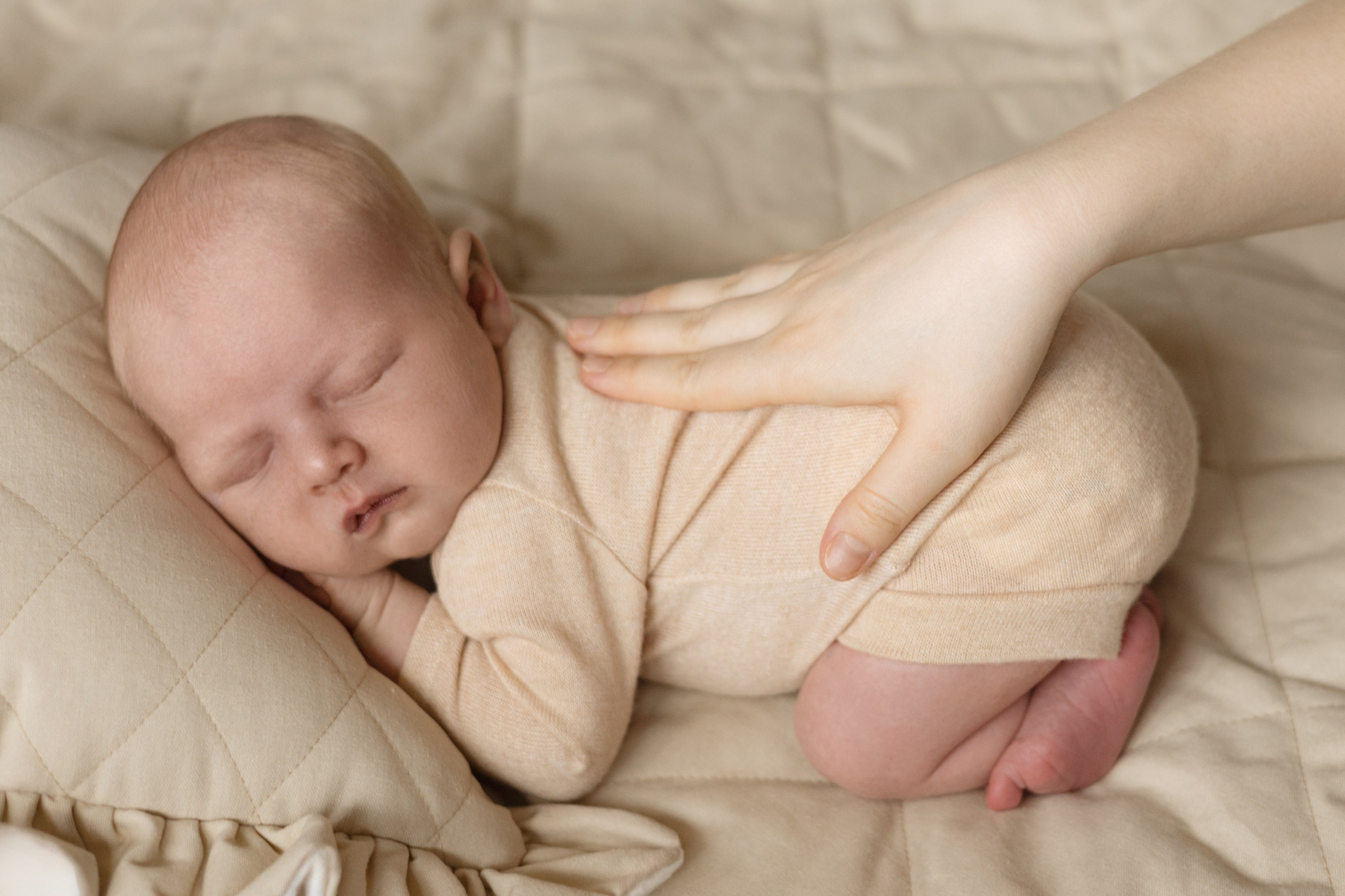 Ручки и ножки новорождённого крупным планом, натуральный стиль