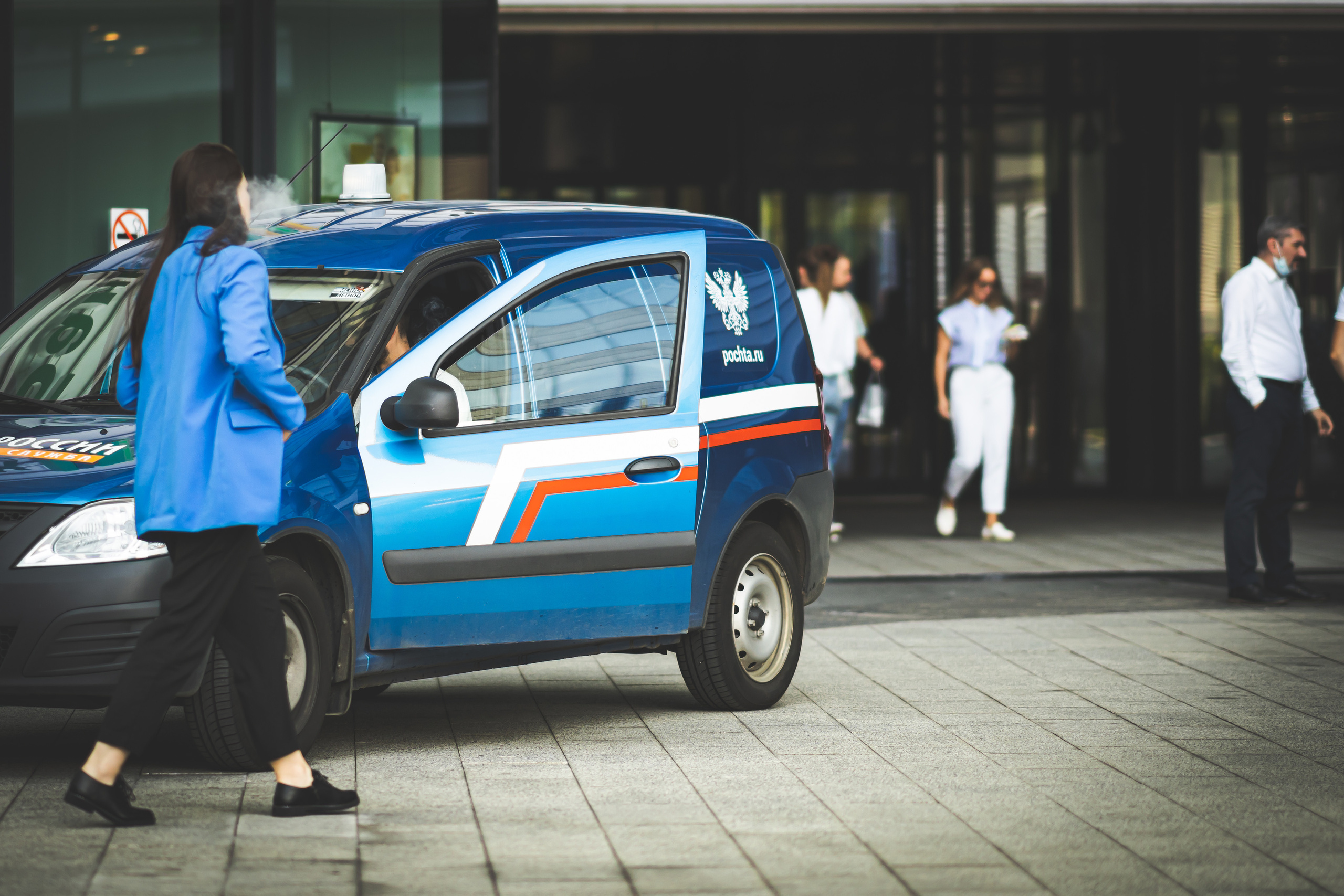 Почтовая машины Почты России в Москва-Сити