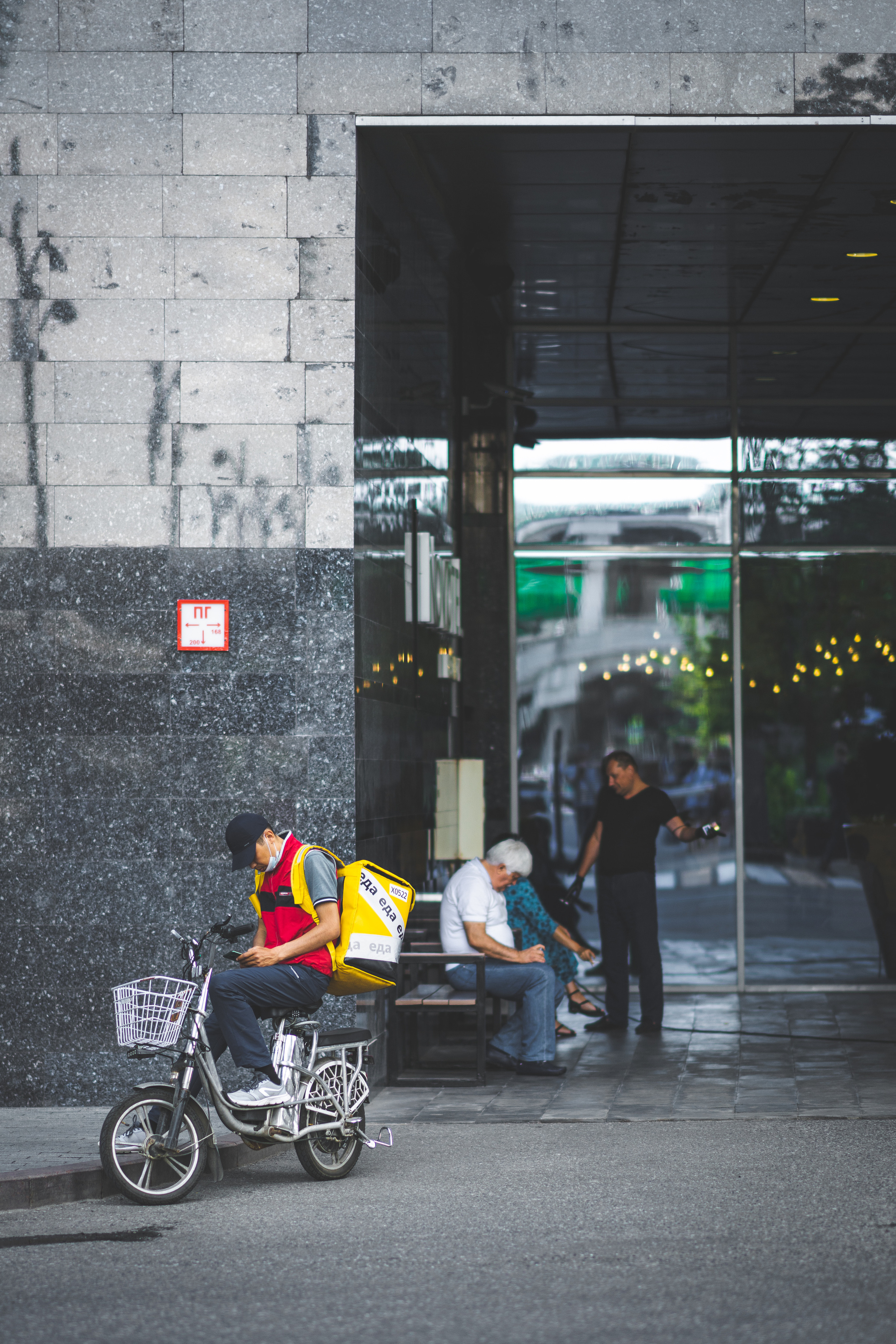 Курьер Яндекс у отеля Novotel в Москва-Сити