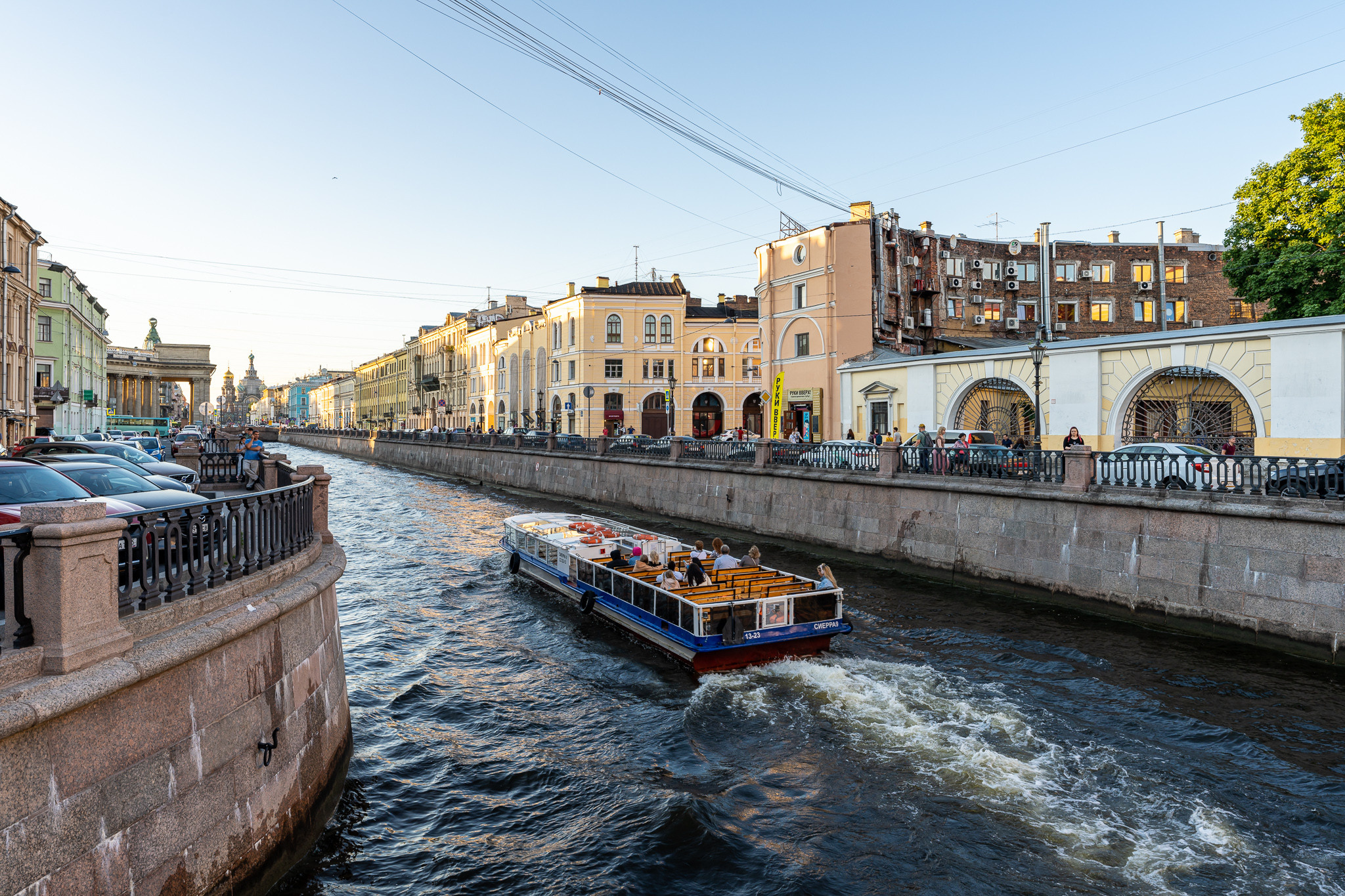Прогулочный пароход на канале Грибоедова в Санкт-Петербурге
