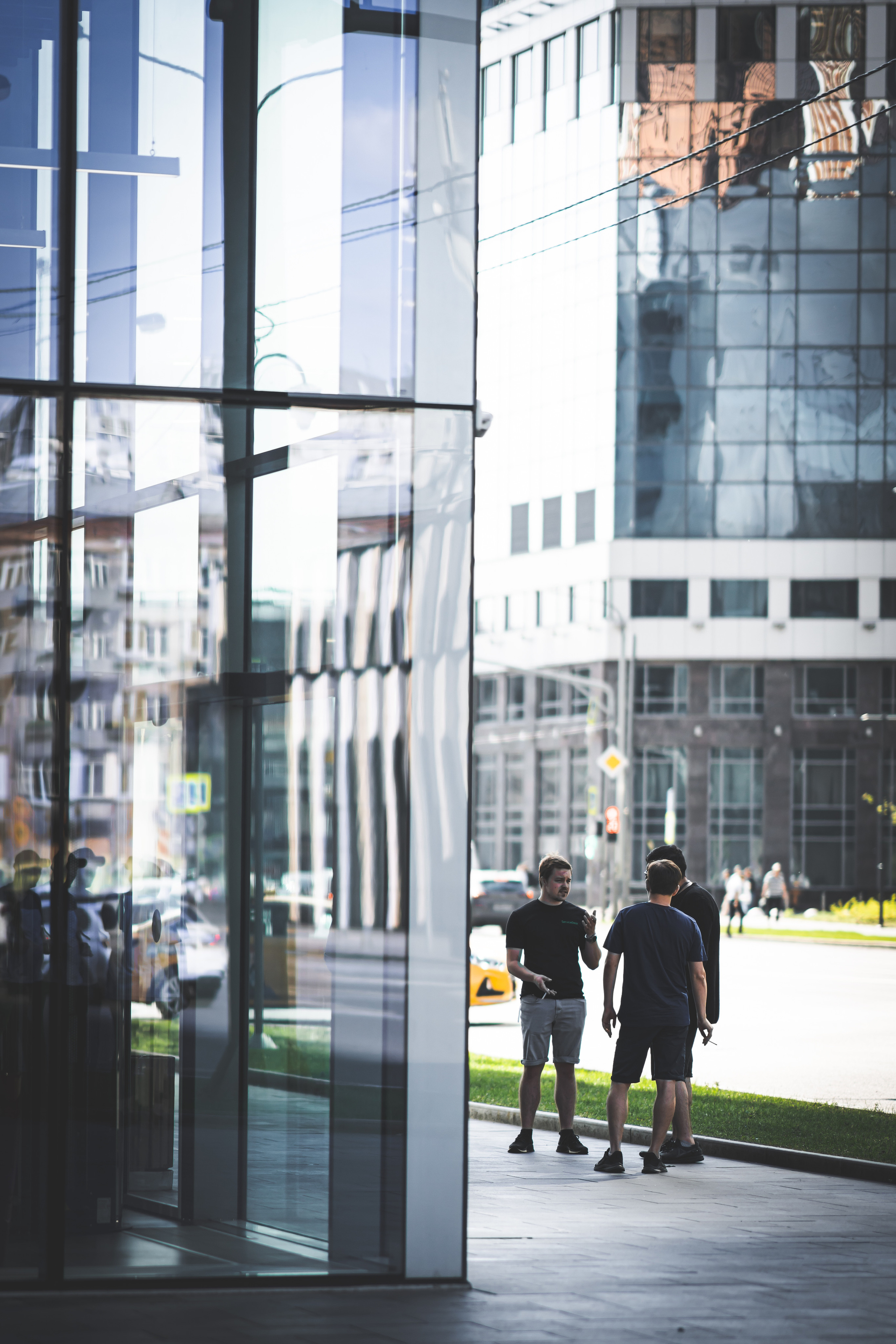 Трое людей на перекуре у здания в Москва-Сити