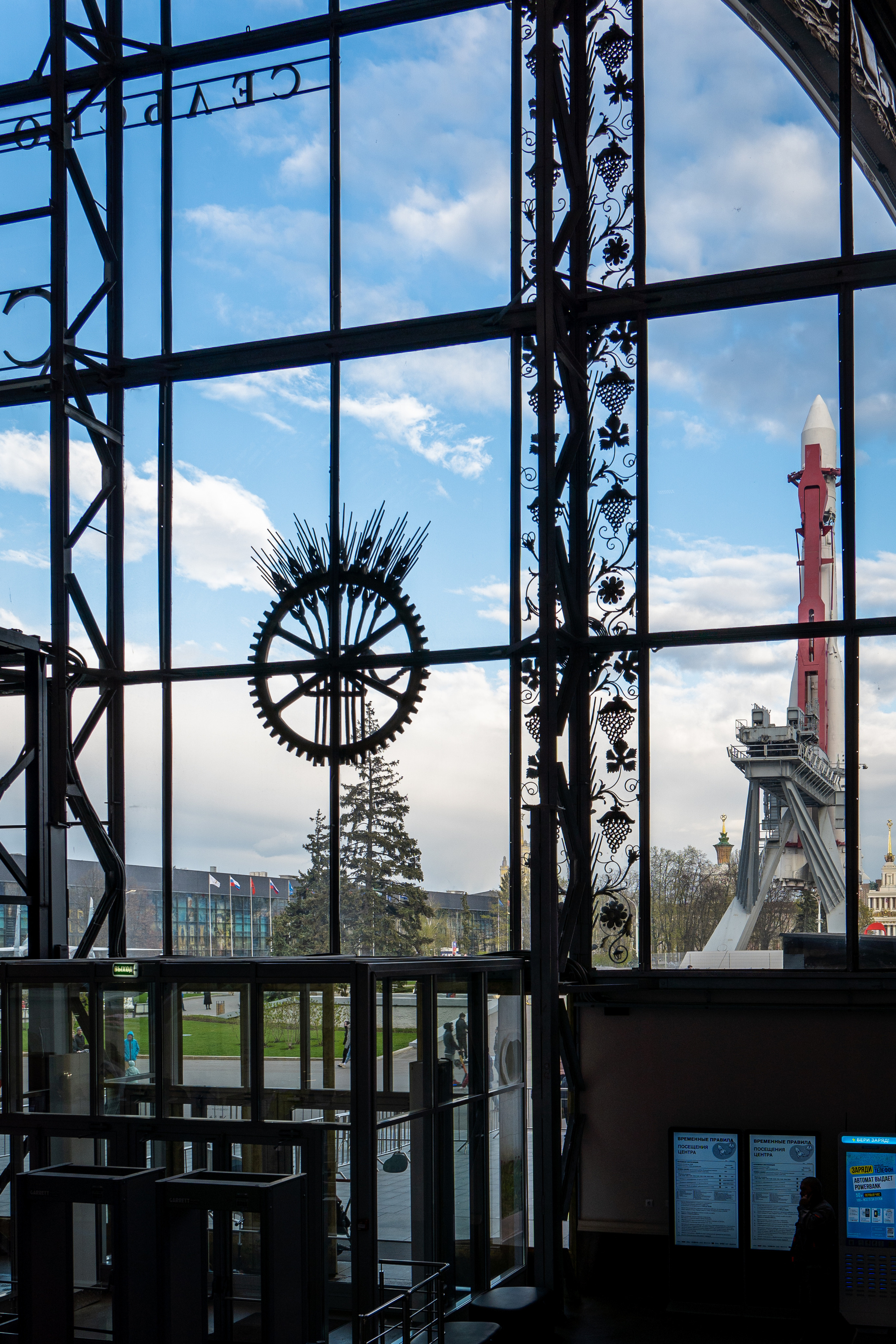 Вид через окно павильона "Космос" на ракету-носитель "Восток" на ВДНХ