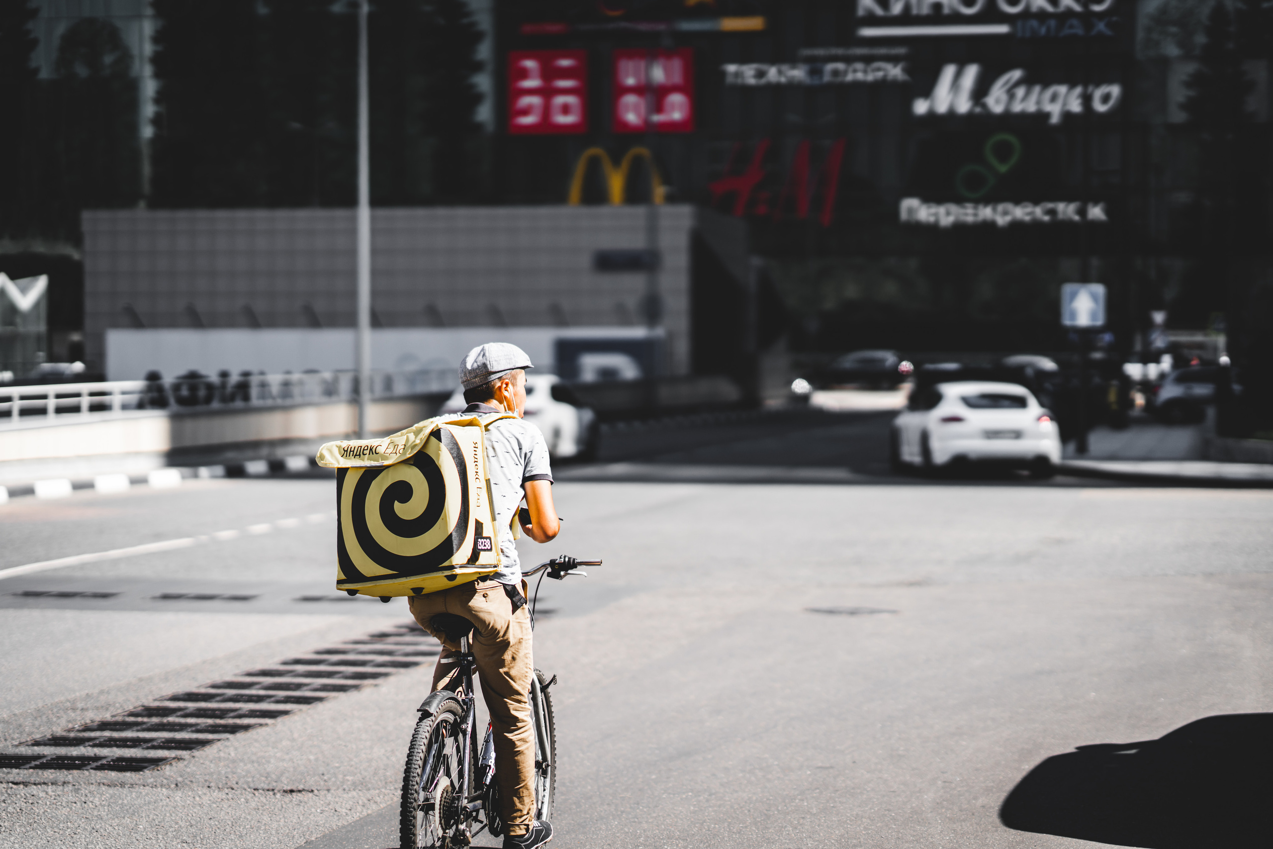 Курьер Яндекс у торгового центра Афимолл в Москва-Сити