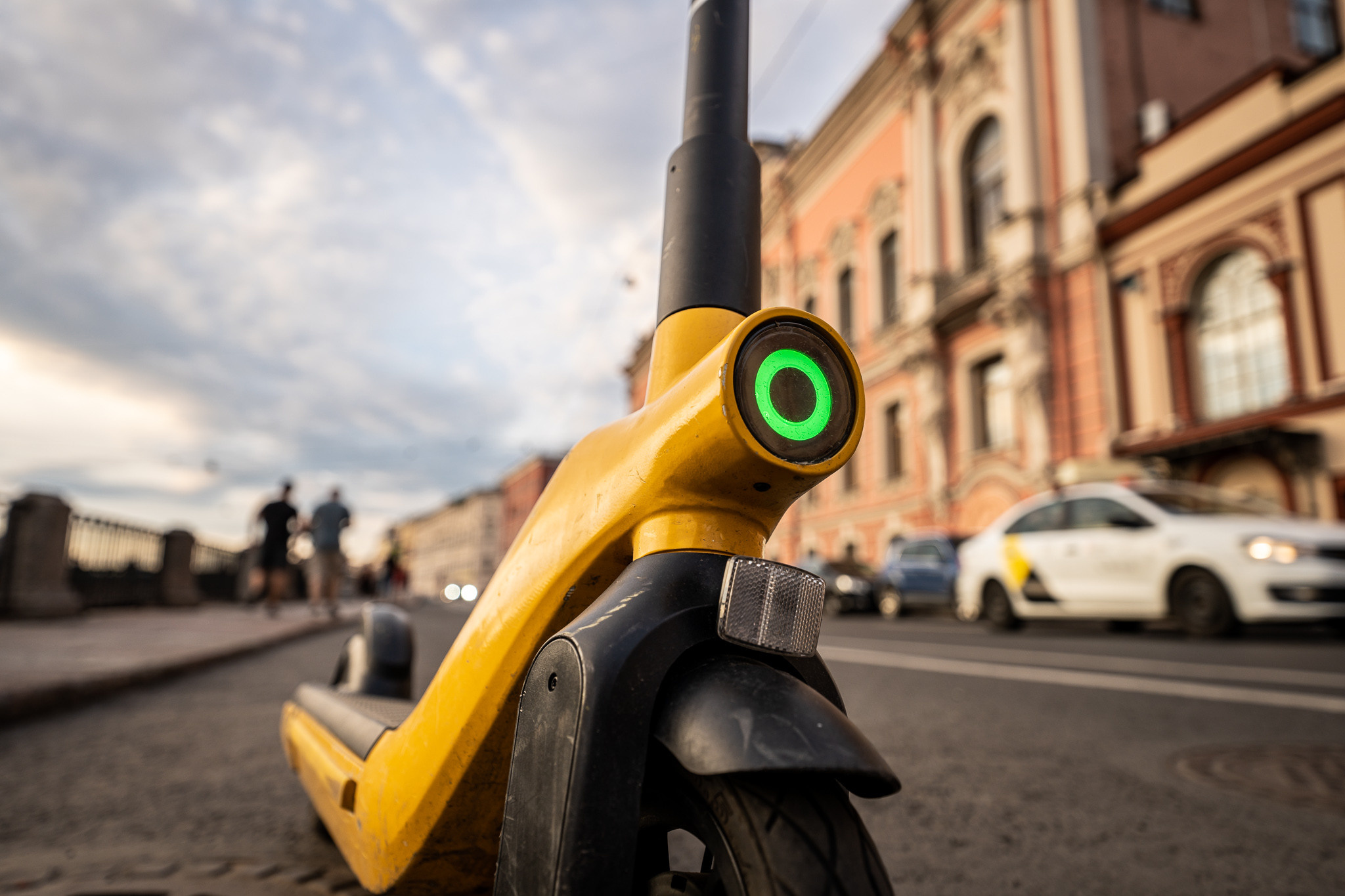 Электросамокат на набережной реки Фонтанки в Санкт-Петербурге