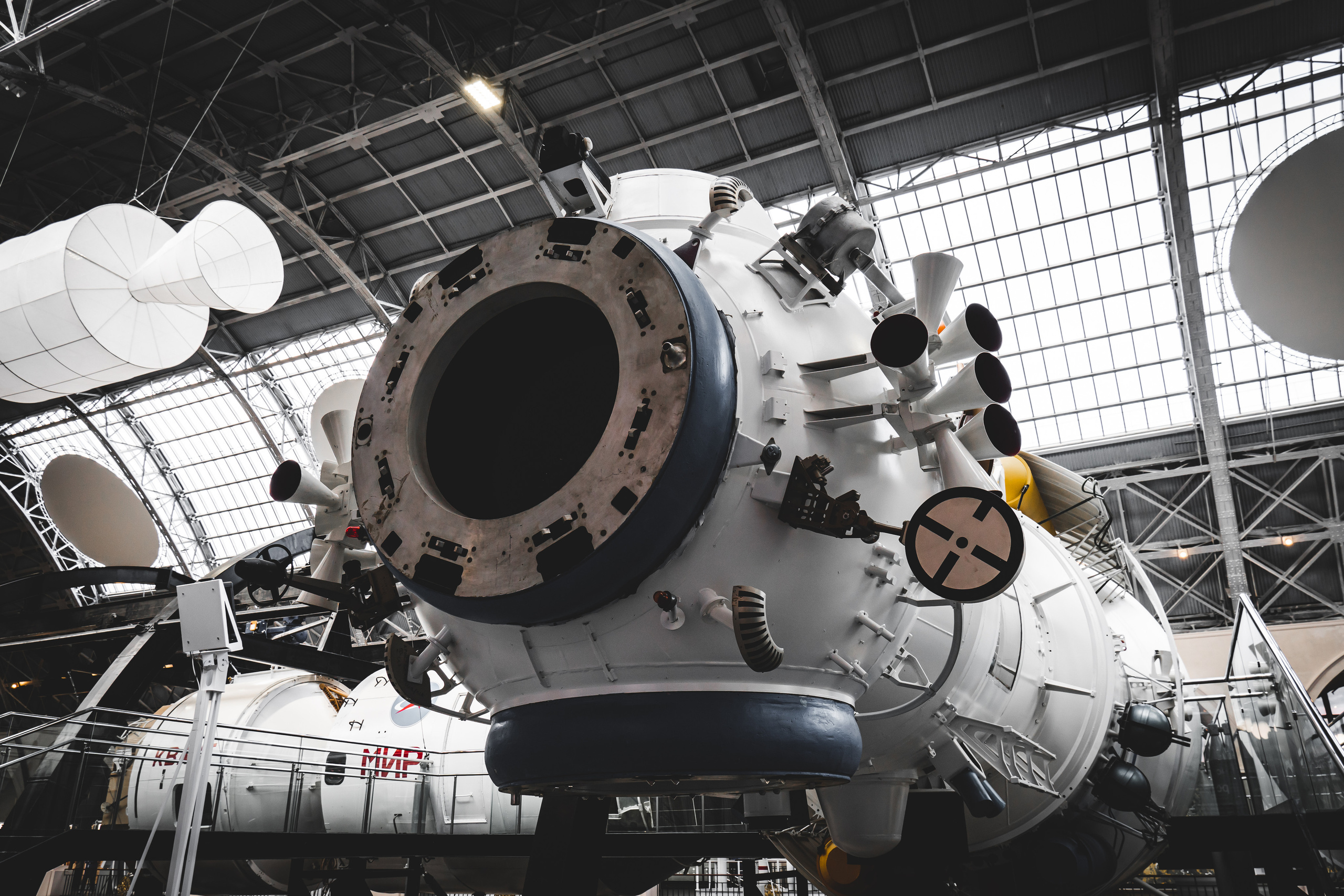 Макет орбитальной станции "Мир" в павильоне "Космос" на ВДНХ