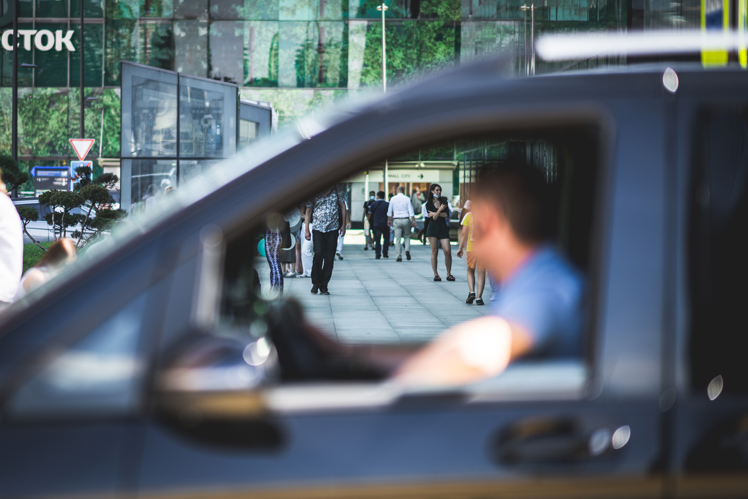 Люди через стекло движущейся машины в Москва-Сити