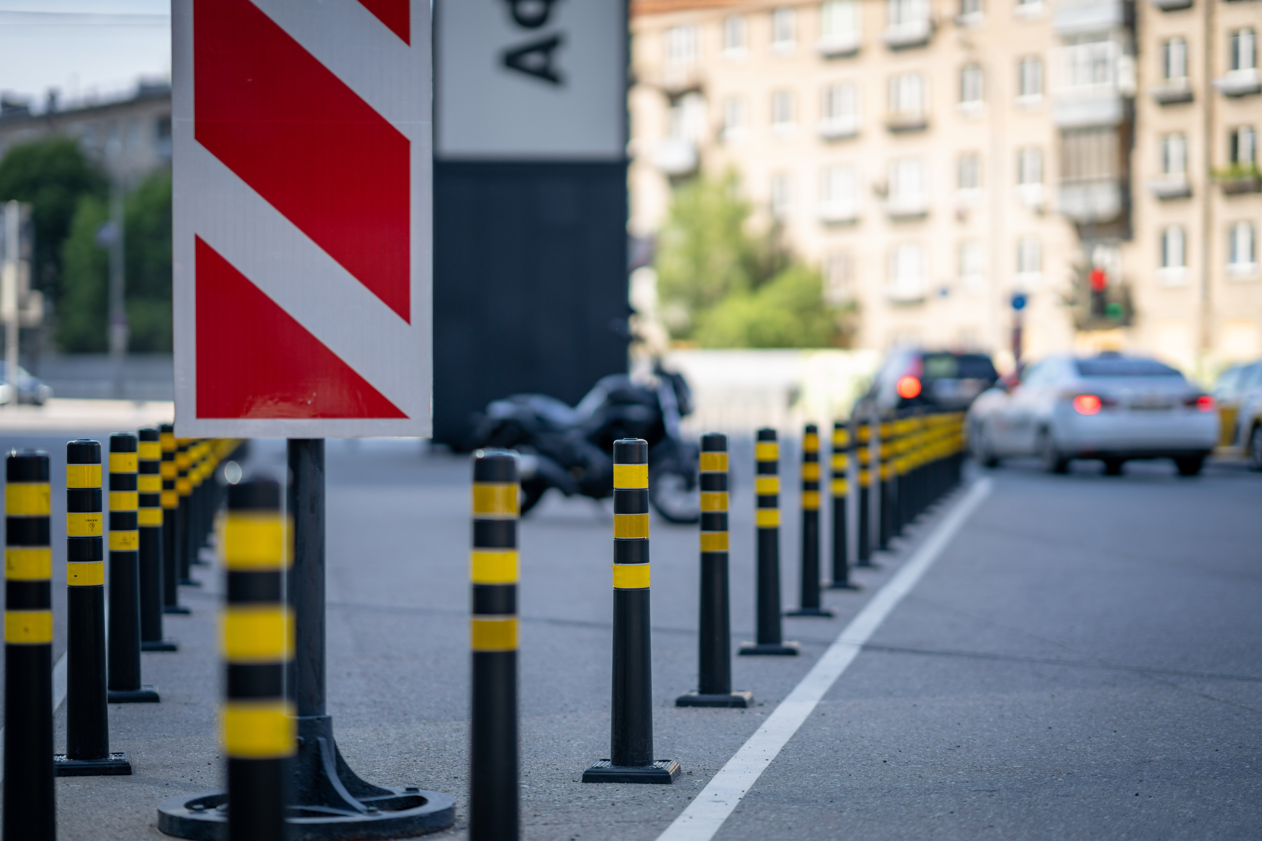 Желтые заградительные столбики в Москва-Сити