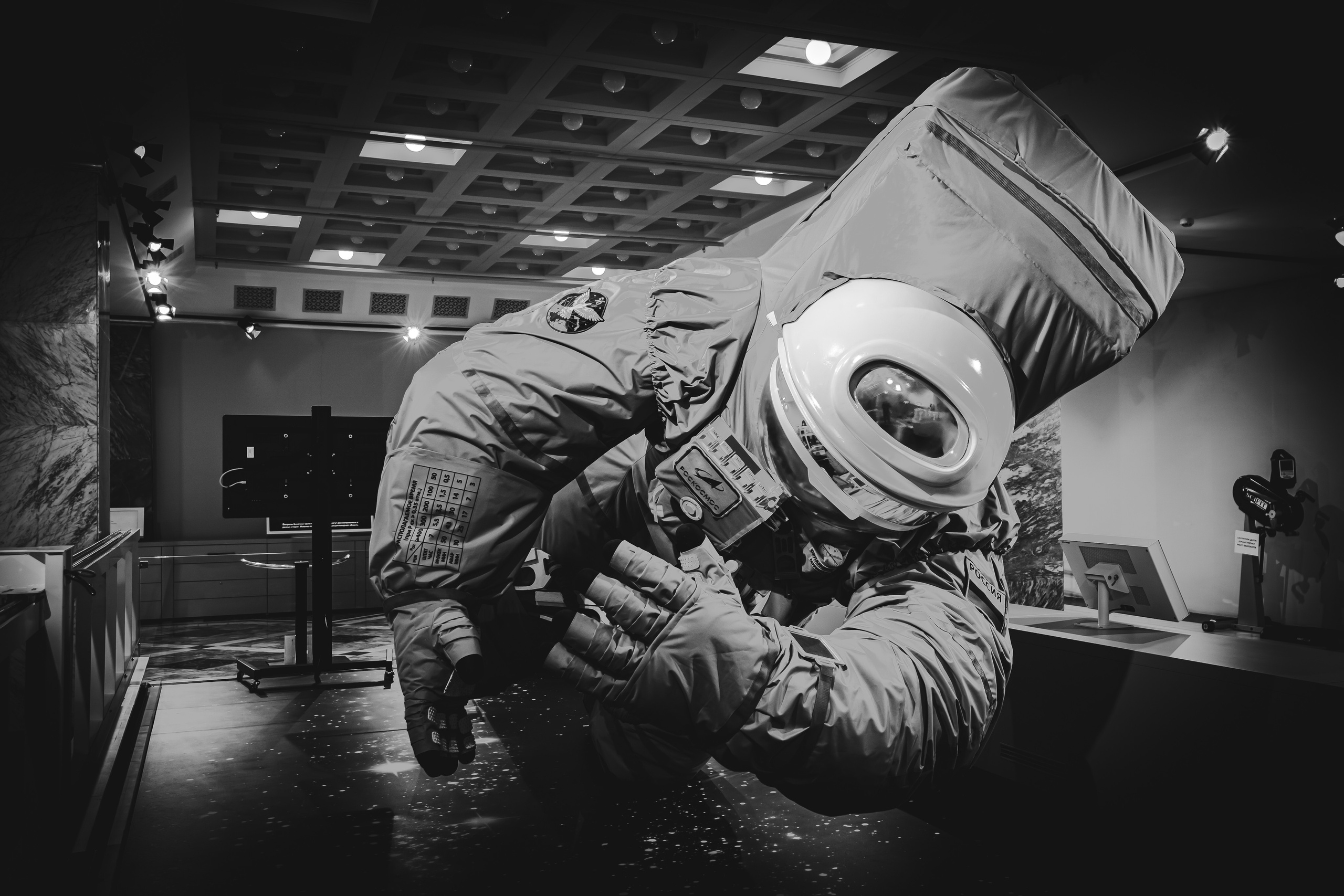 Модель космонавта в скафандре в павильоне "Космос" на ВДНХ