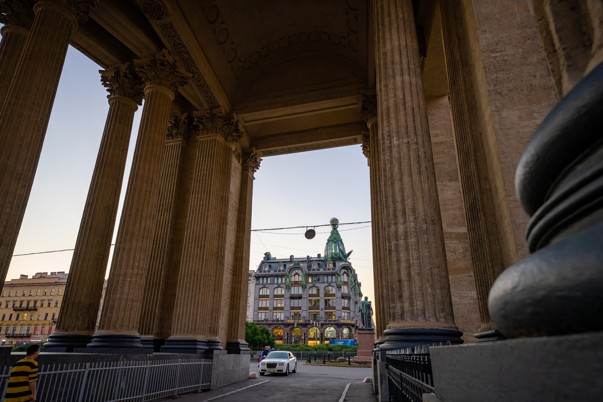 Казанский собор и Дом Зингера в Санкт-Петербурге