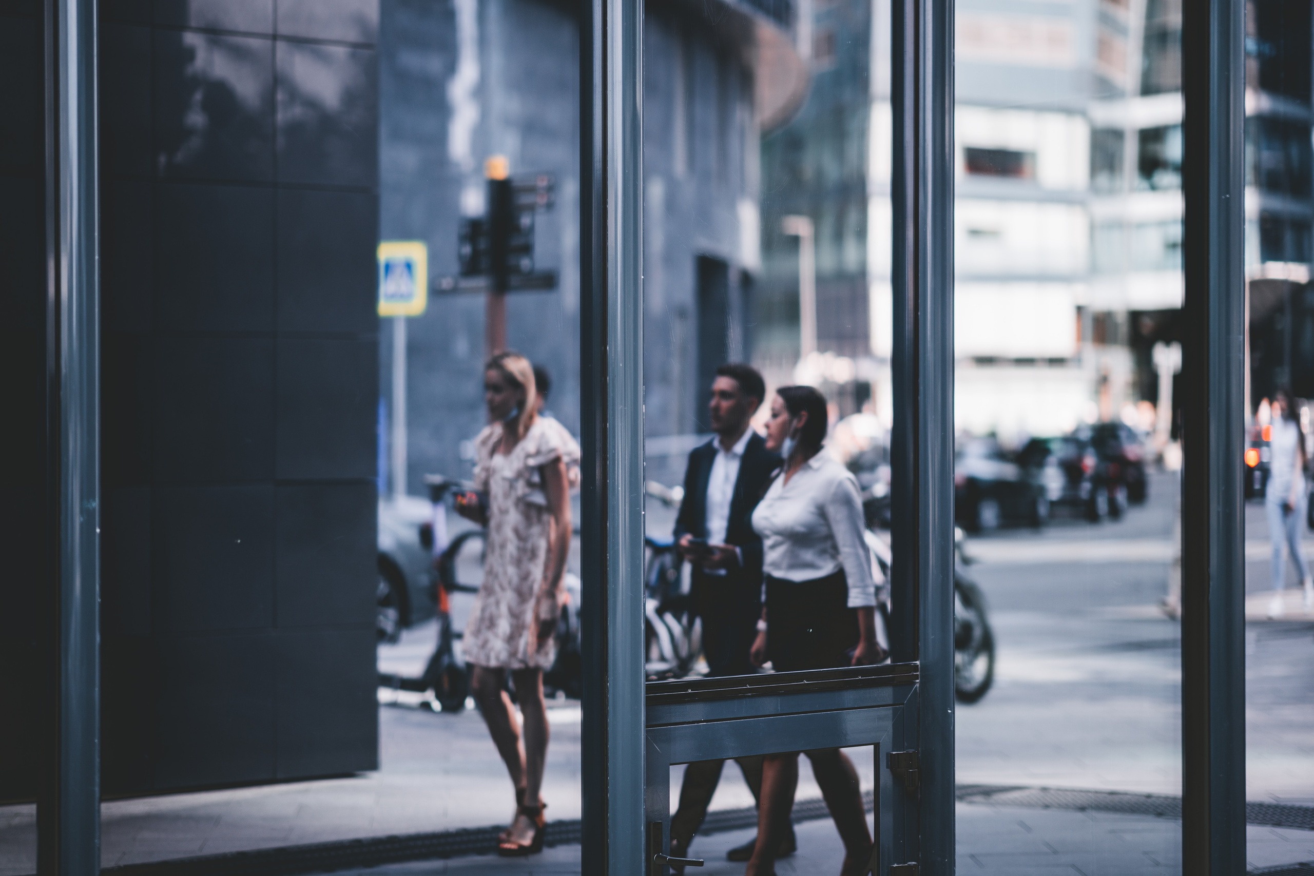 Отражение идущих людей в Москва-Сити