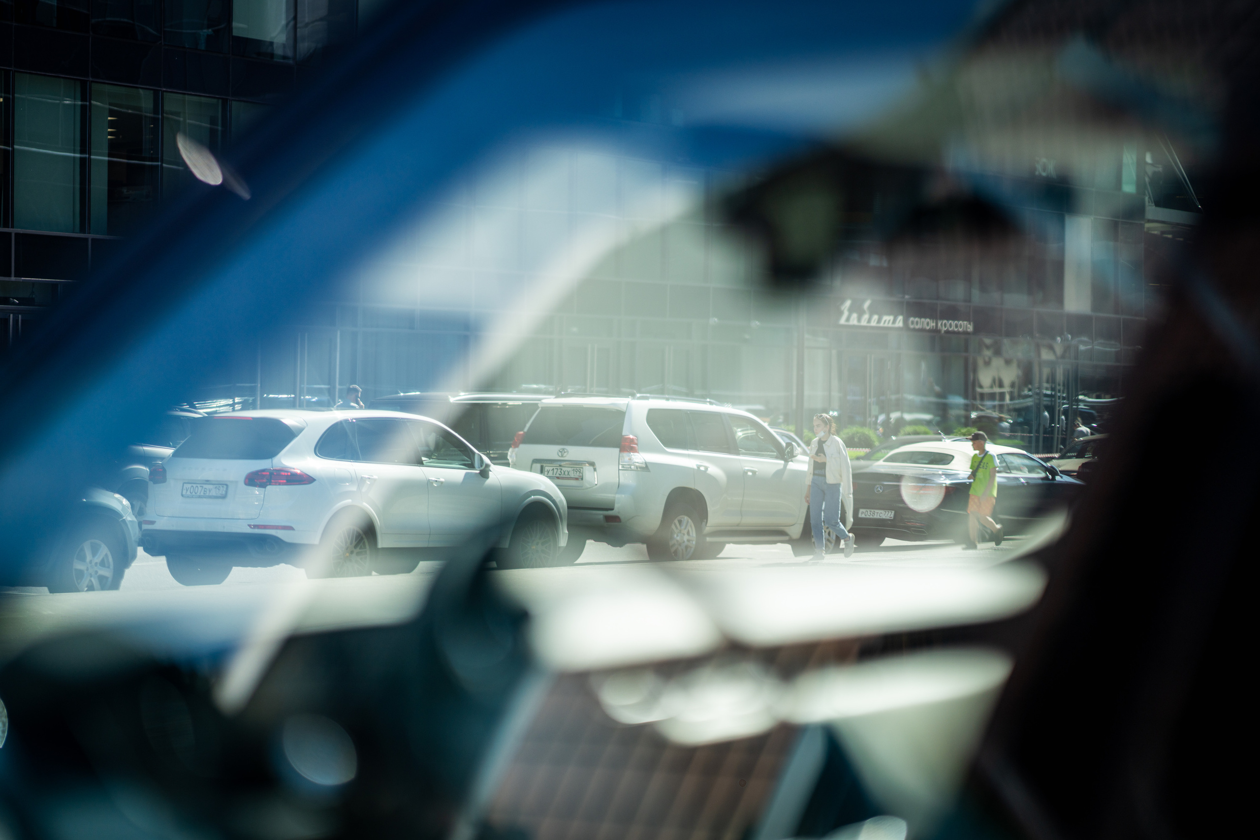 Люди через стекло машины в Москва-Сити