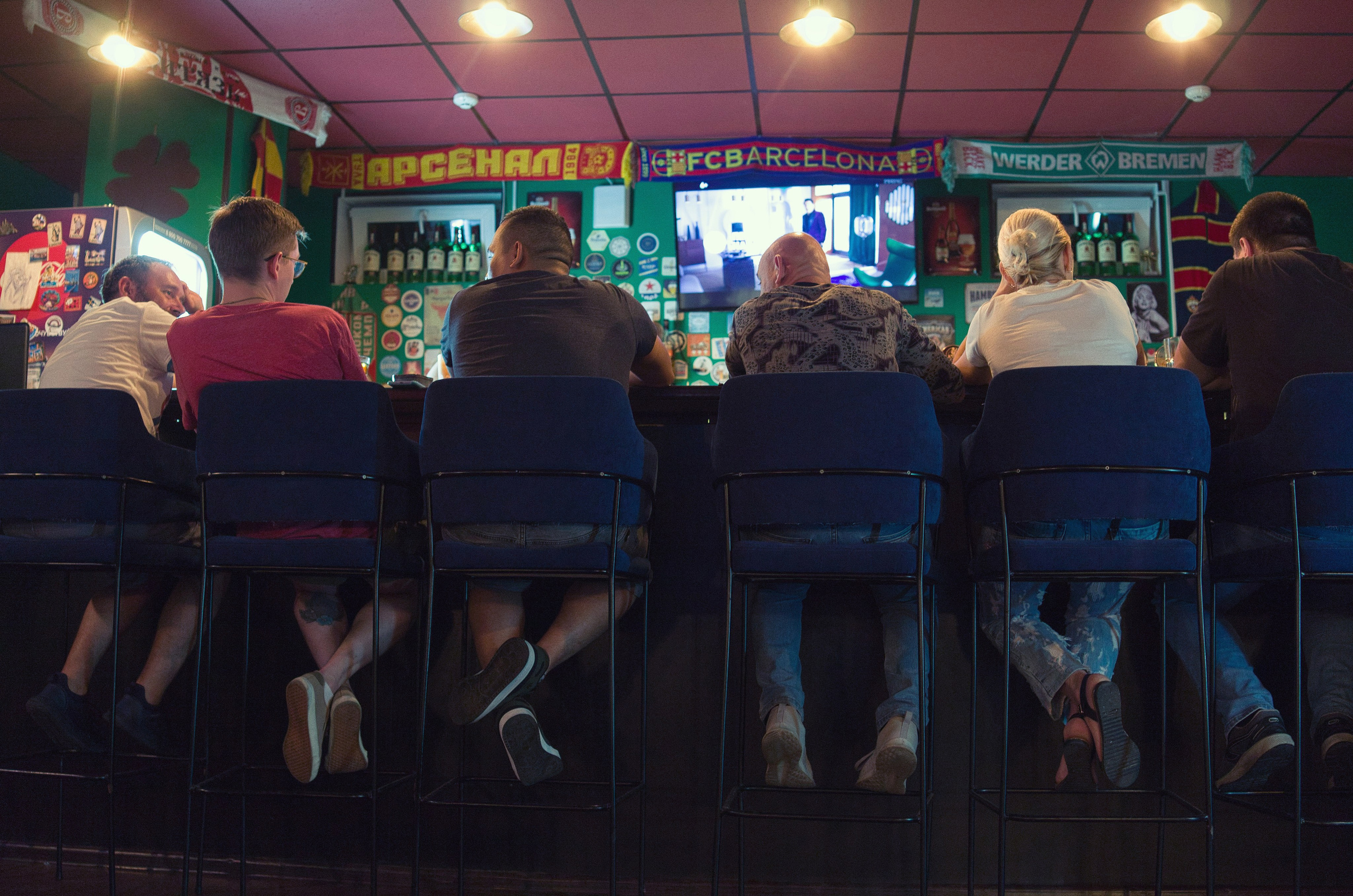 Люди смотрят футбольный матч в бар в Туле