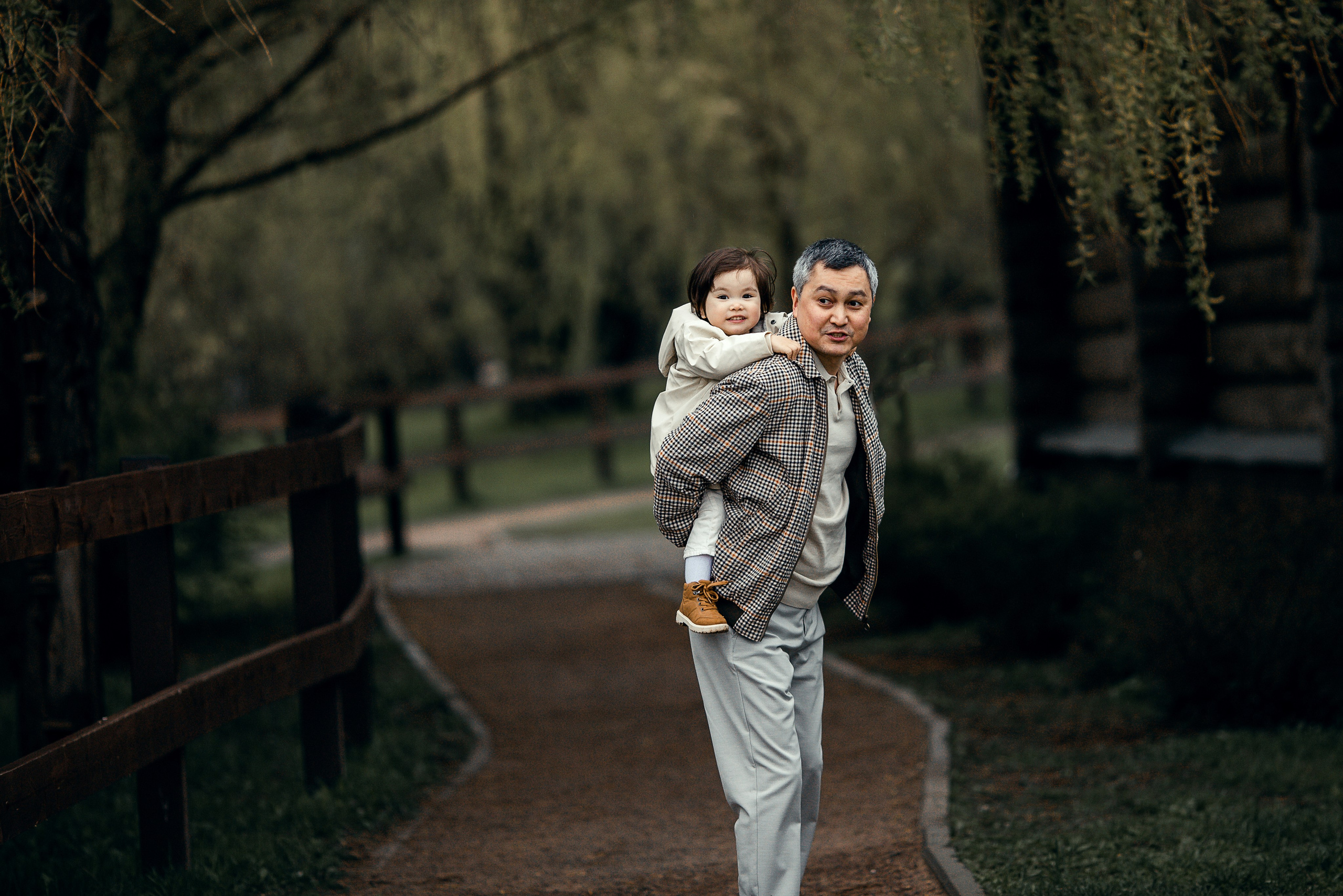 Папа несёт дочку на плечах — семейная фотосессия на природе