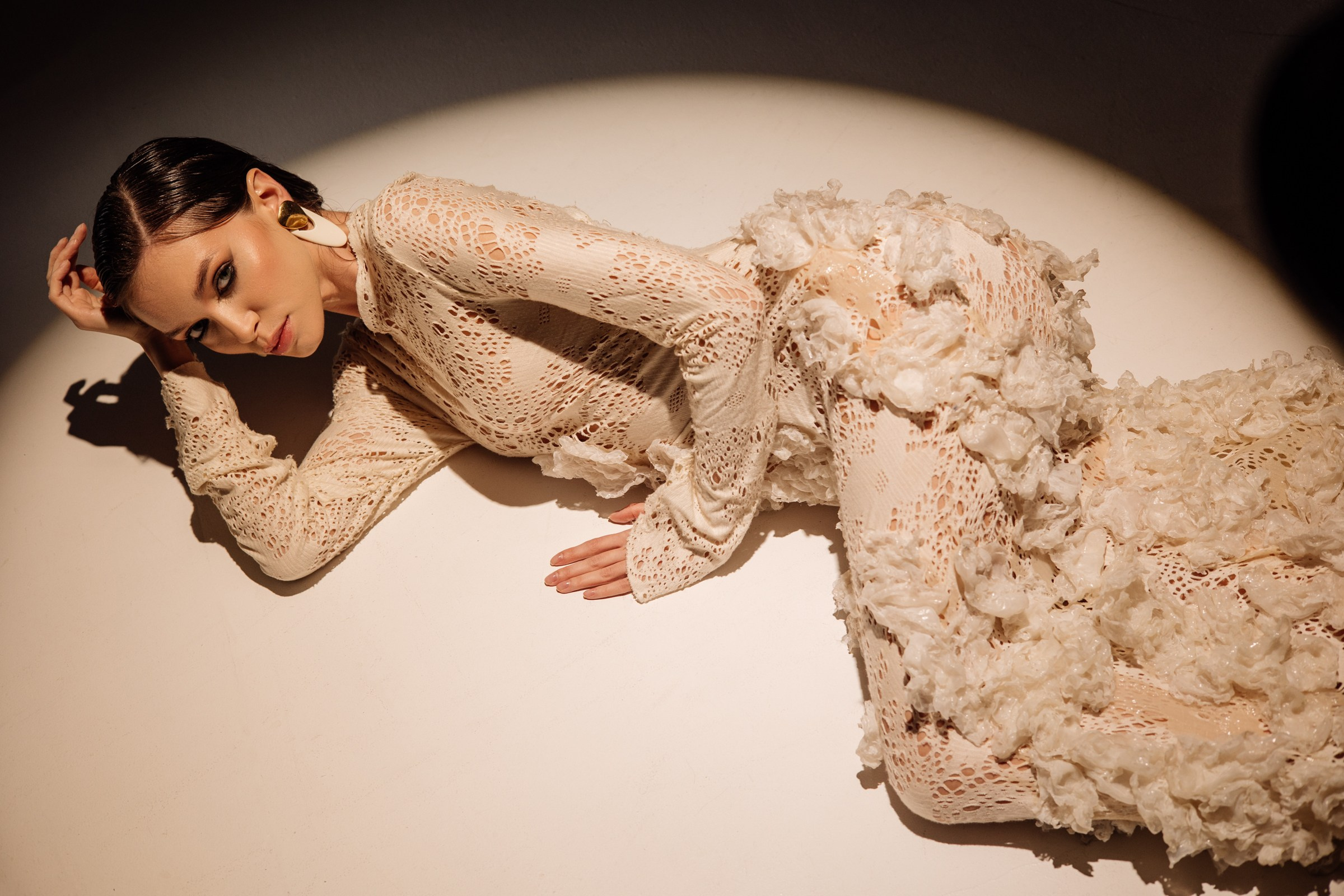 Свадебная фотосессия в студии с постоянным светом. Свадебный фотограф в Москве Элина Ларченкова. Фото, которые цепляют