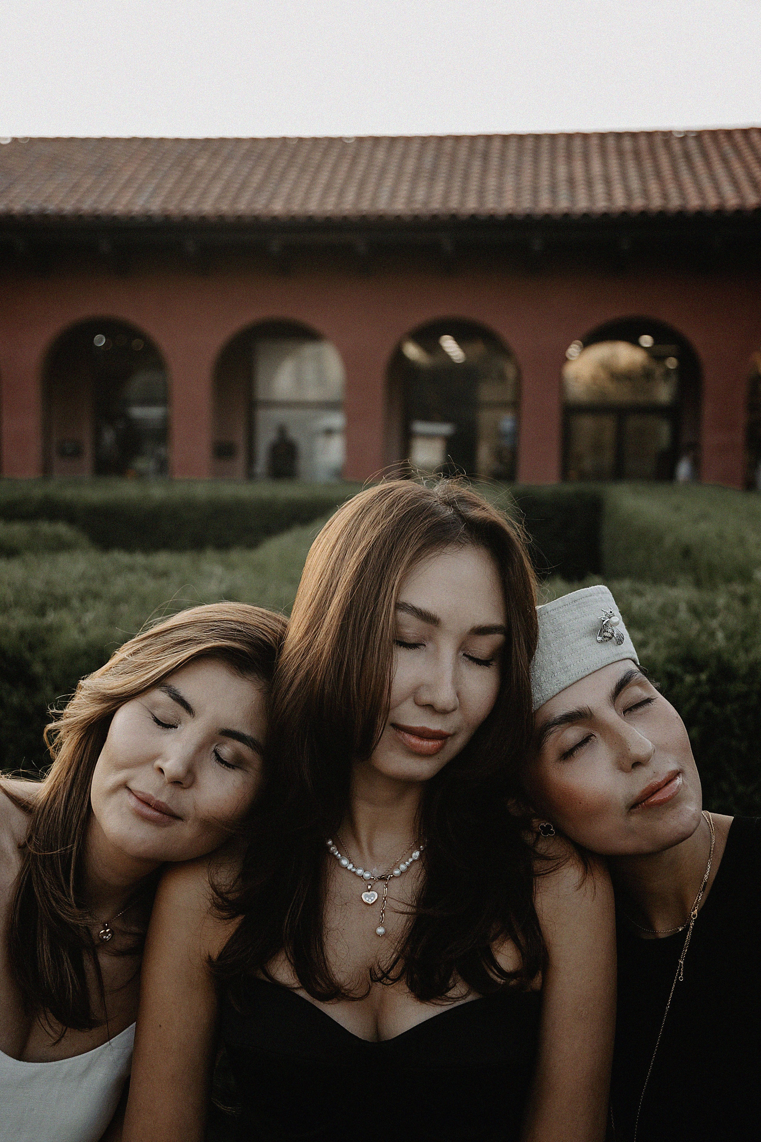 Фотосессия Карины Жулдыз и Айсулу на Villa dei Fiori. Свадебный, семейный и портретный фотограф в Алматы, Костанай