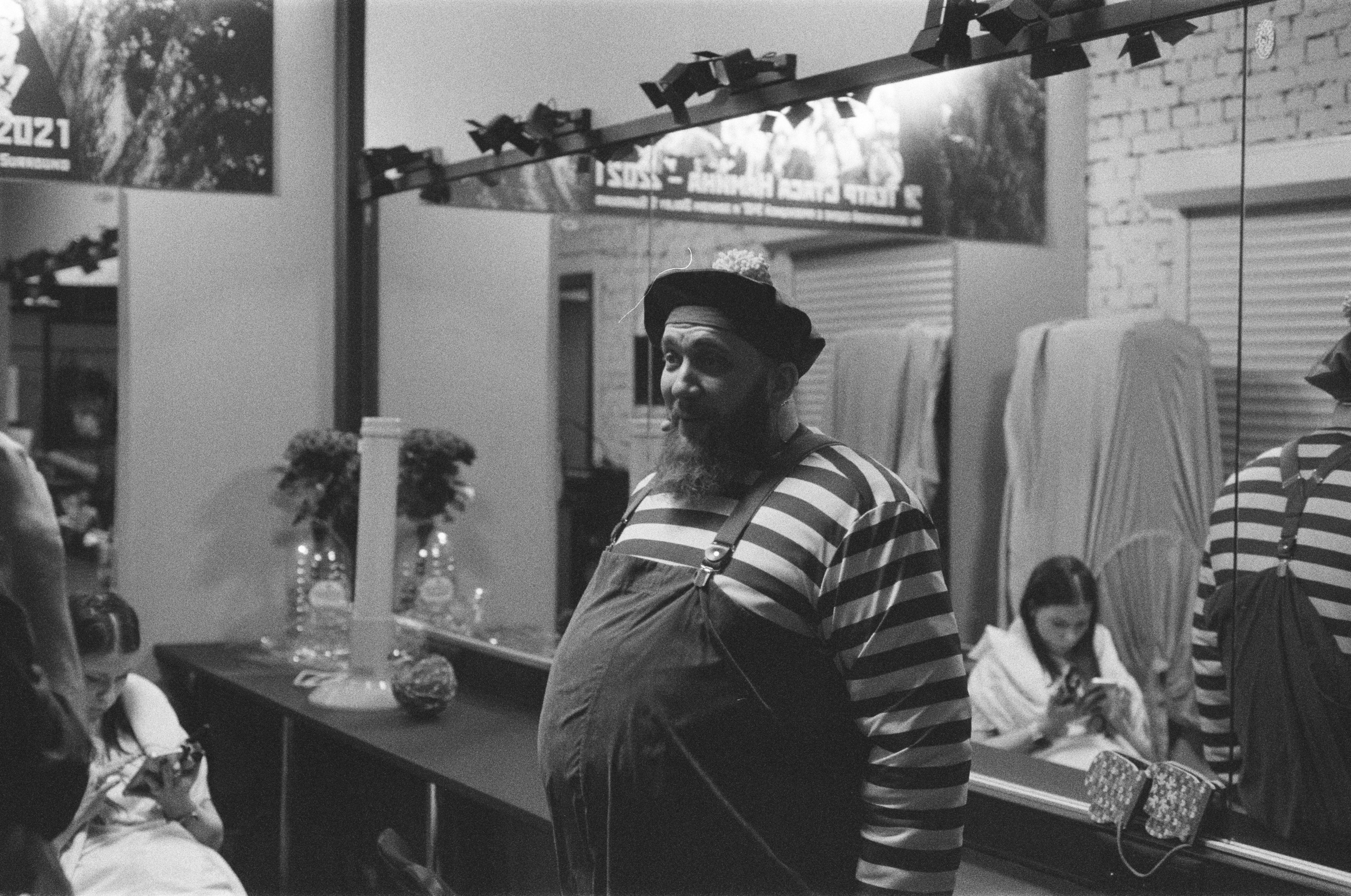 Фотосерия о магии театра и трансформации актёра: грим, костюмы, эмоции и визуальные метаморфозы на пути к сценическому образу. На фото — актёры Театра Стаса Намина и Мастерской Петра Фоменко. Фотограф: Ожерельев Лев