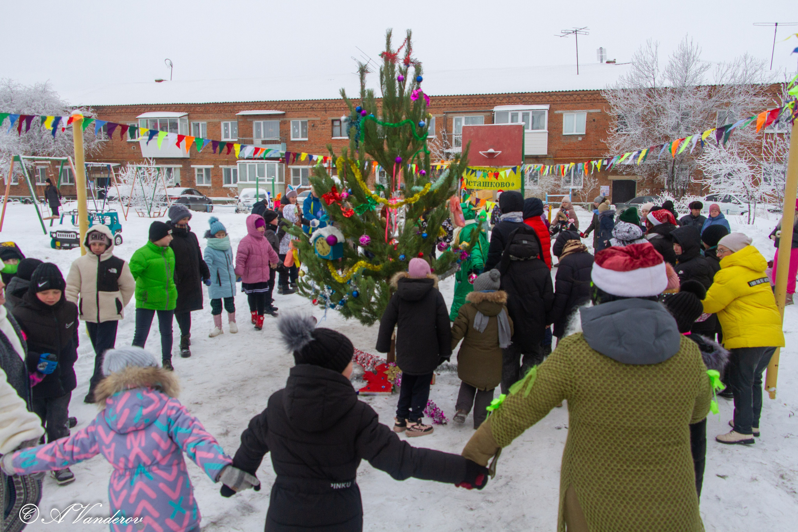 Праздник во дворе, ул. Осташковская-20. Фотограф Омск | Александр Вандеров